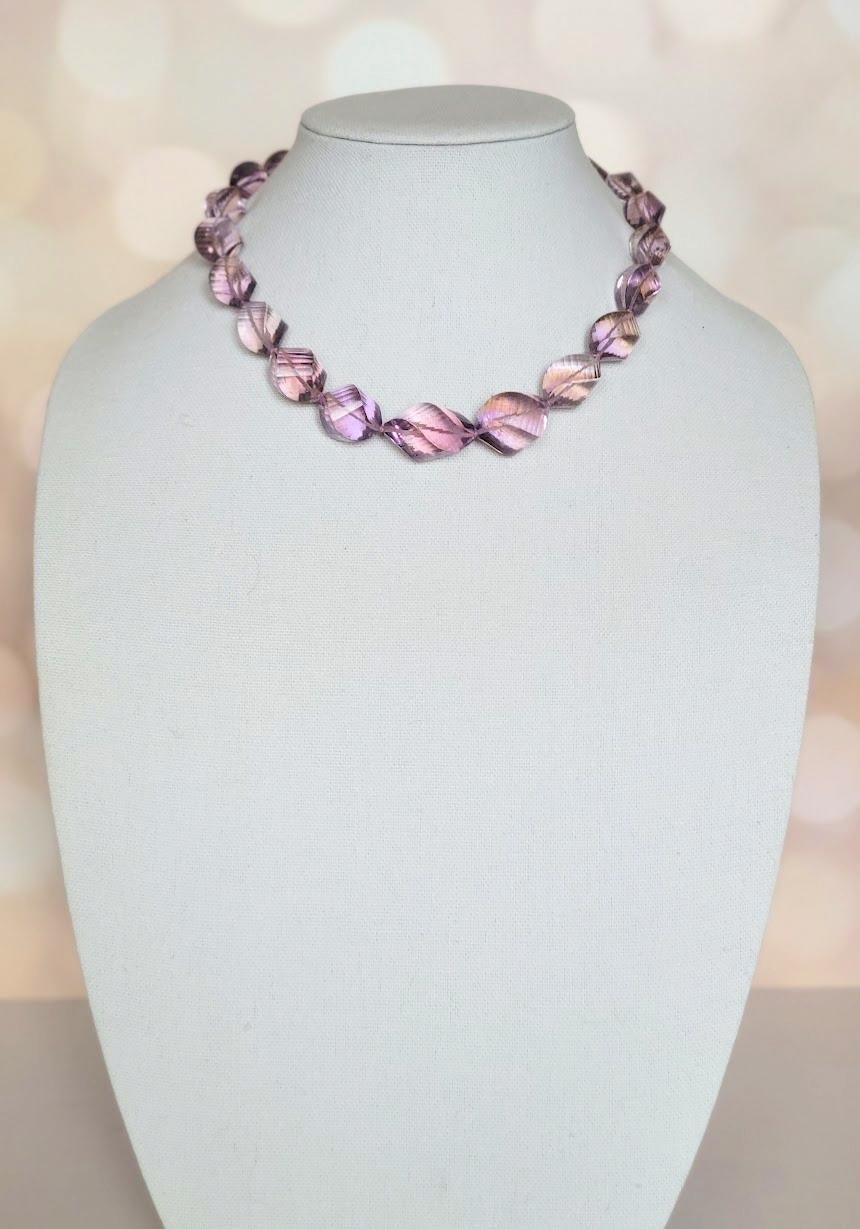 Collana di ametrino intagliato boliviano con chiusura in oro in vendita 1