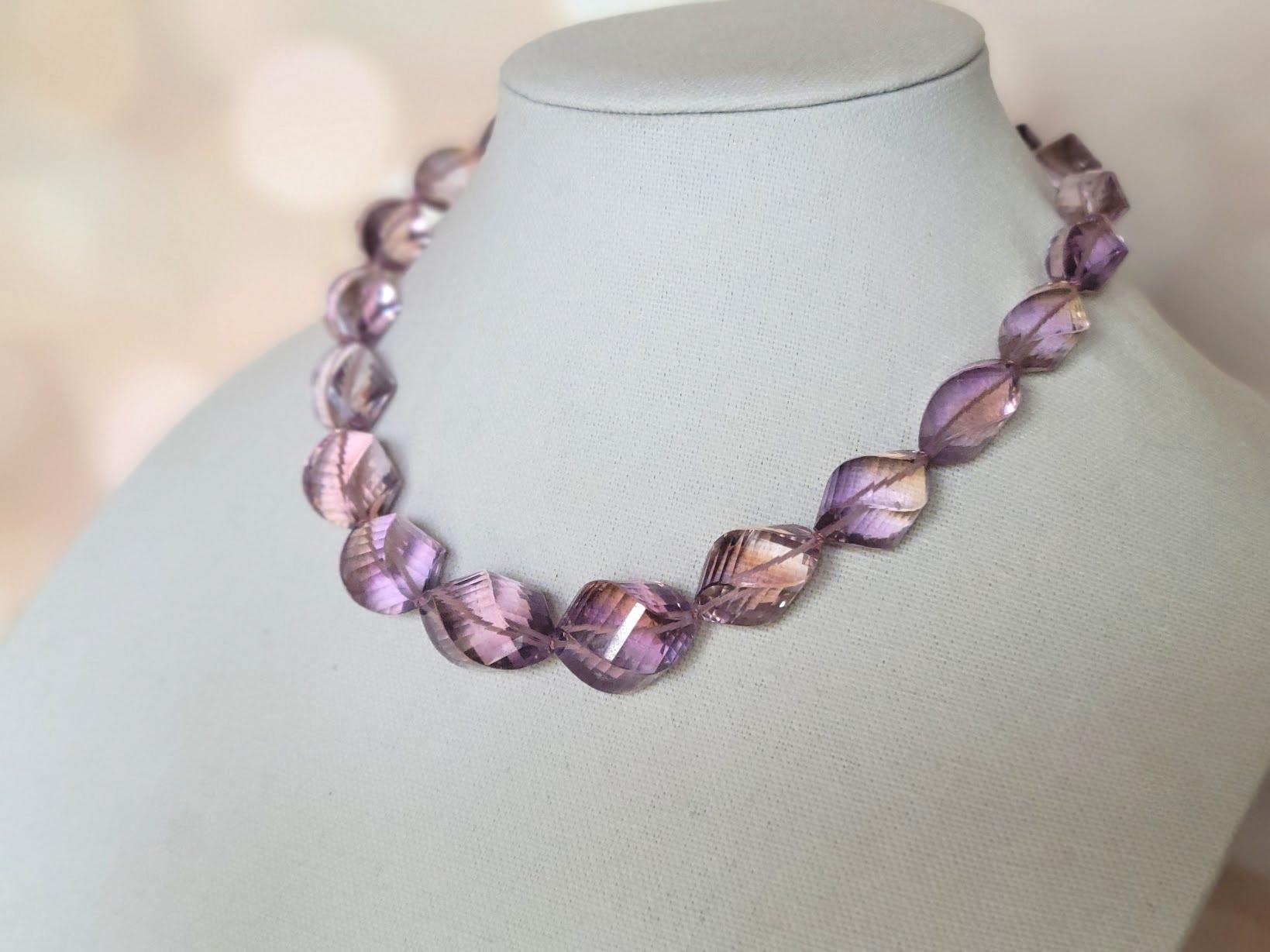 Collana di ametrino intagliato boliviano con chiusura in oro in vendita 2