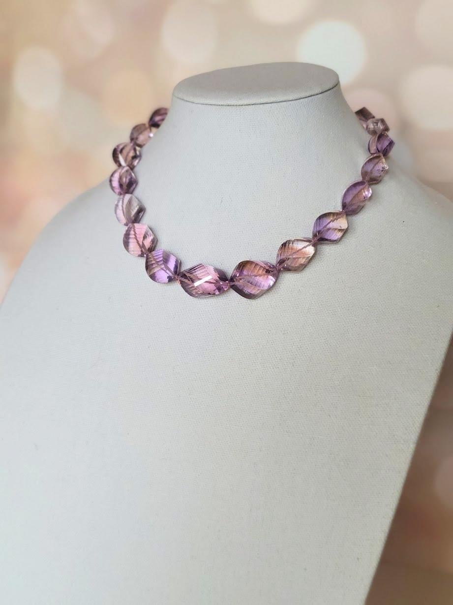 Collana di ametrino intagliato boliviano con chiusura in oro in vendita 3
