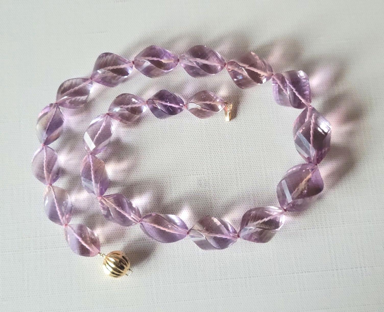 Collana di ametrino intagliato boliviano con chiusura in oro in vendita 4