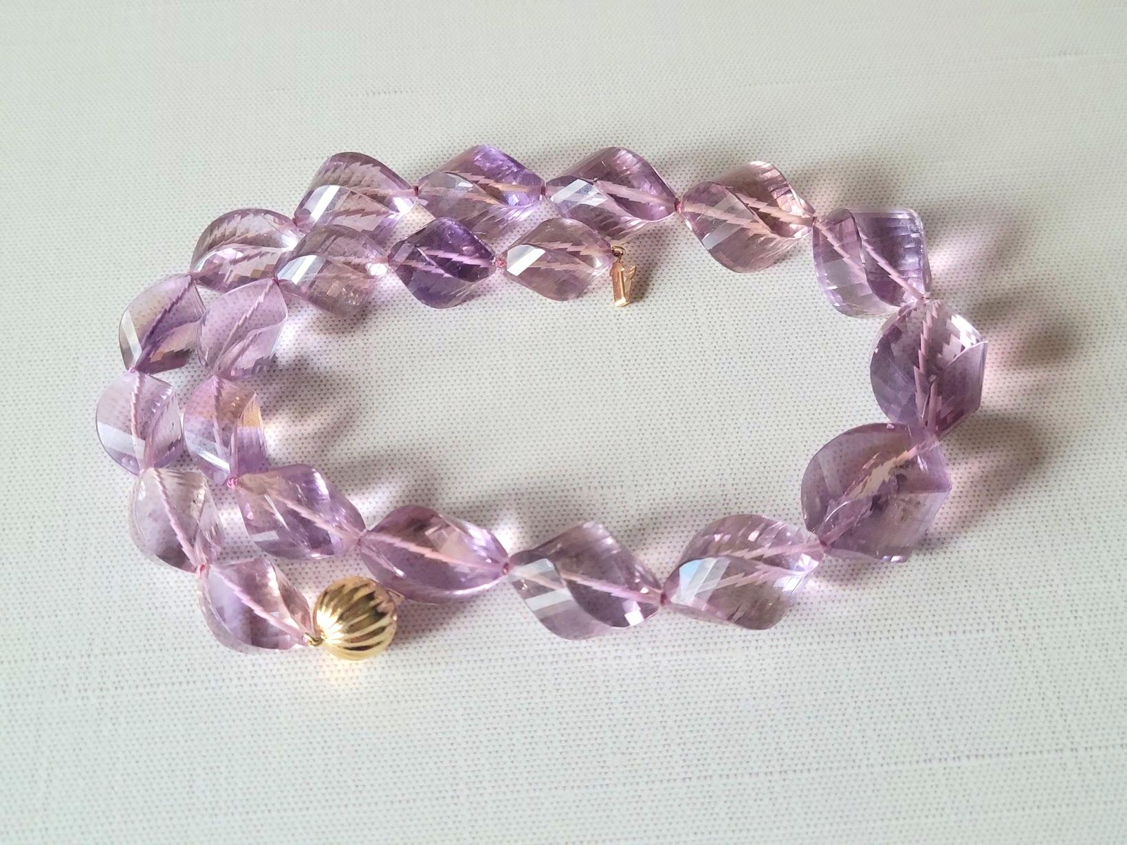 Collana di ametrino intagliato boliviano con chiusura in oro in vendita 5