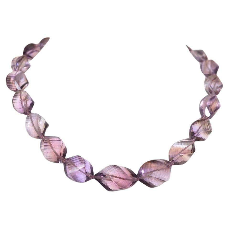 Collana di ametrino intagliato boliviano con chiusura in oro in vendita