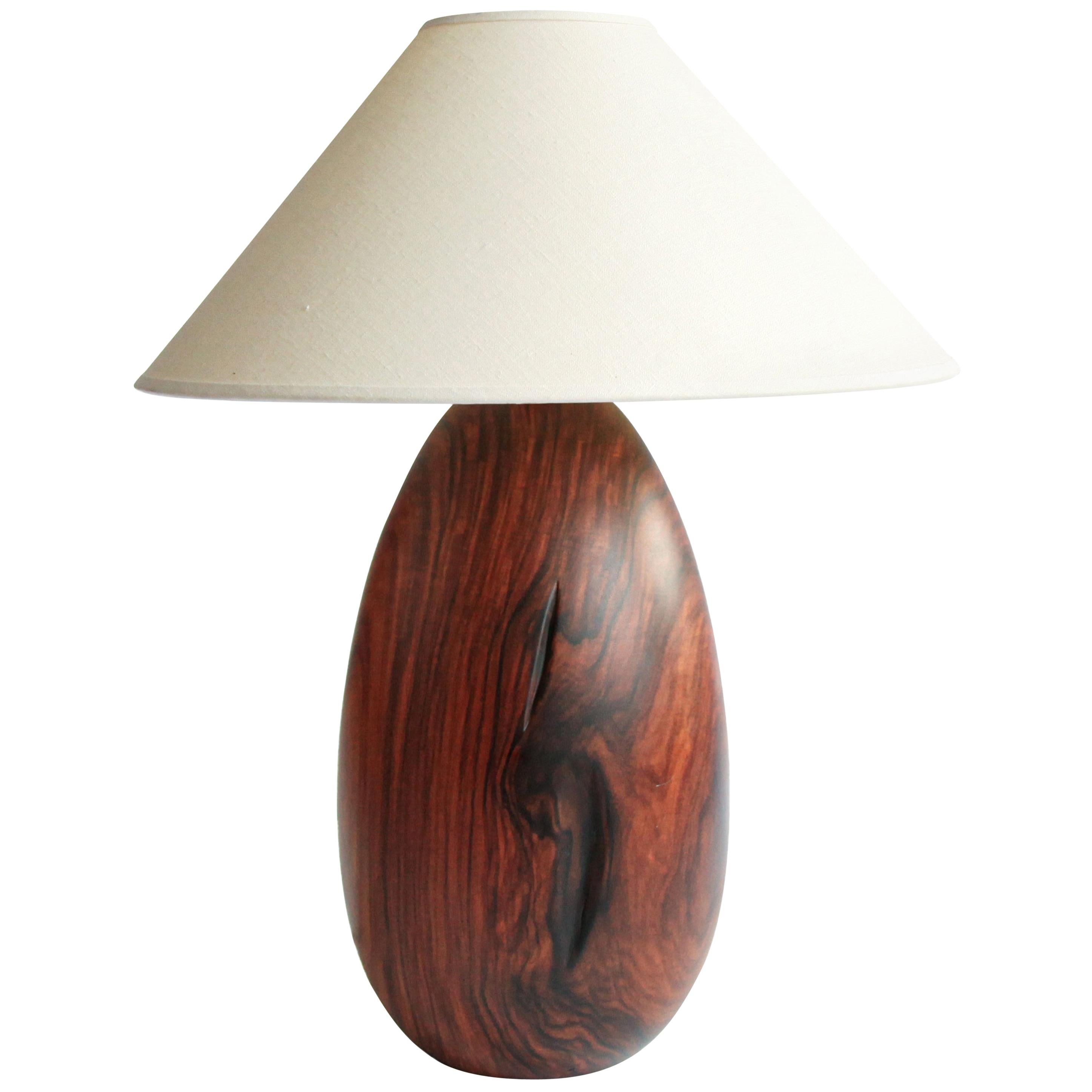 Lampe aus bolivianischem Palisanderholz mit weißem Leinenschirm, groß, Kollektion Árbol, 33 + 24