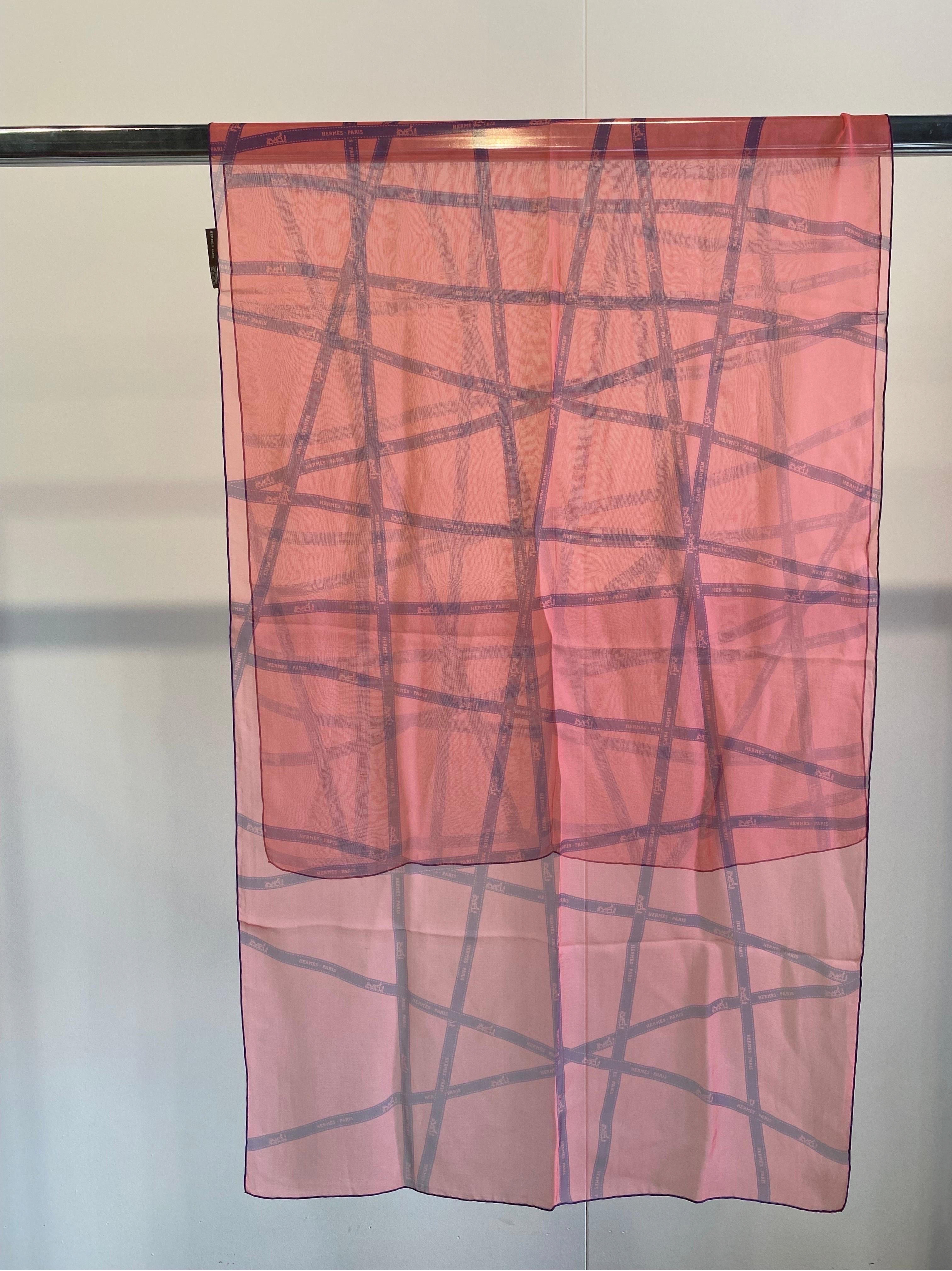 Bolduc Hermès stole.
Print designed by Jean Louis Dumas.
In silk.
With ribbons.
61.5×170 centimetres.
In excellent condition, shows signs of normal use.