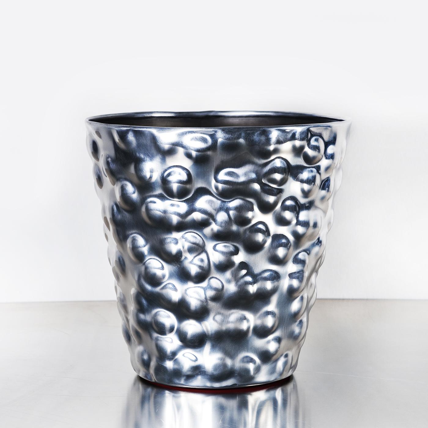 This intriguing ice bucket handcrafted by master car restorer Roberto Brandoli encapsulates the unique charm of luxury cars' frames. Part of the Brandoli Artwork Collection, its inner surface is fashioned of stainless steel to ensure perfect