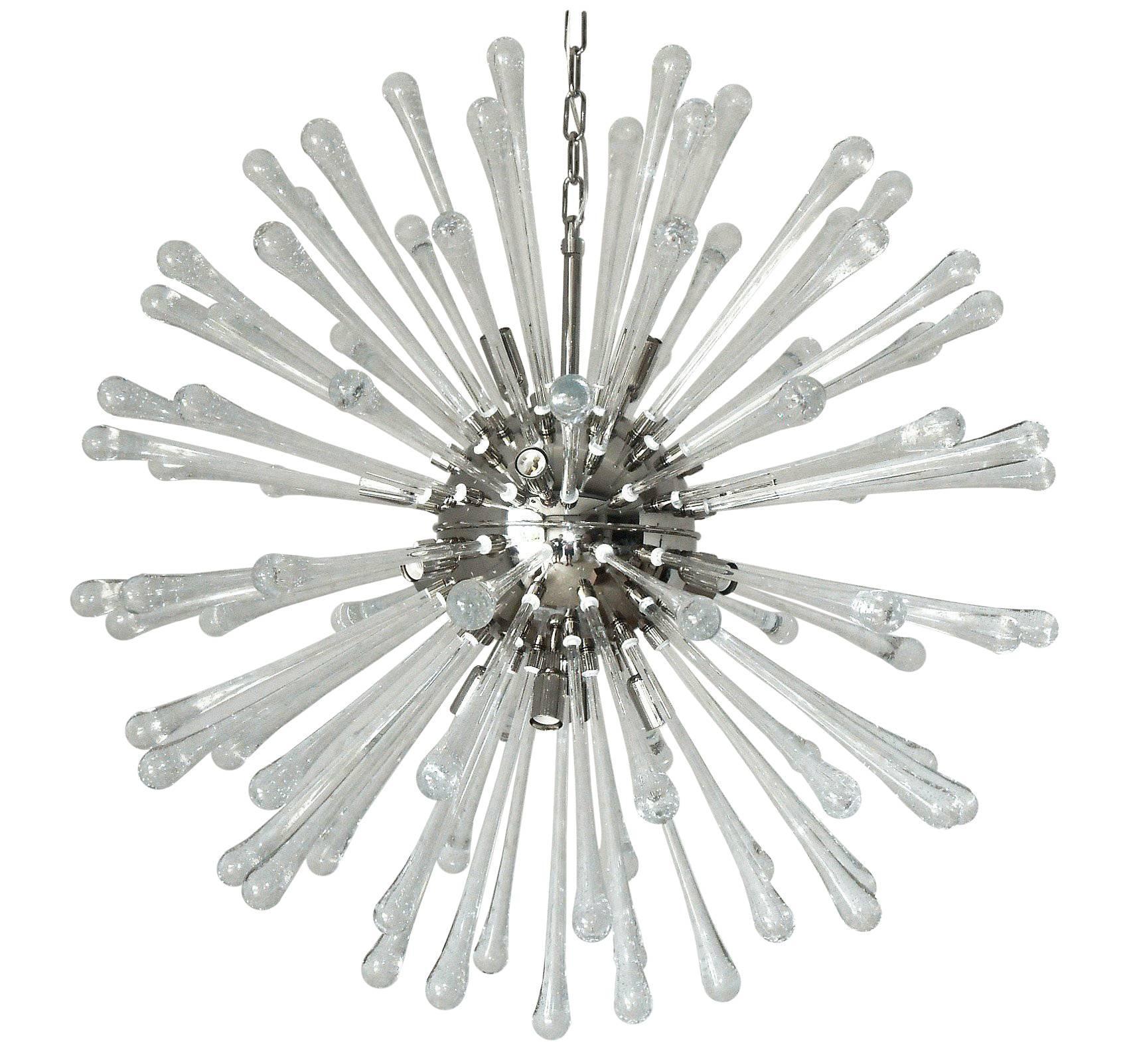 Lampadario Sputnik moderno italiano con vetri di Murano trasparenti a forma di goccia soffiati a mano con bolle all'interno del vetro con la tecnica delle Bollicine, montato su telaio cromato / Disegnato da Fabio Bergomi per Fabio Ltd / Made in