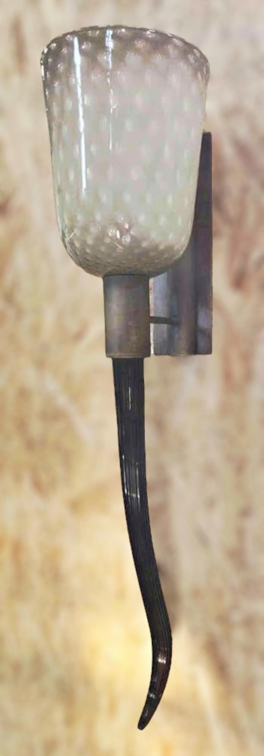 Italienische Wandleuchte mit grauem, mundgeblasenem Murano-Glasschirm und schwarzem Horn aus Murano-Glas, montiert auf einem Gestell aus antikem Messing / Design: Fabio Bergomi für FABIO LTD / Made in Italy
1 Leuchte / Typ E26 oder E27 / max. 60W