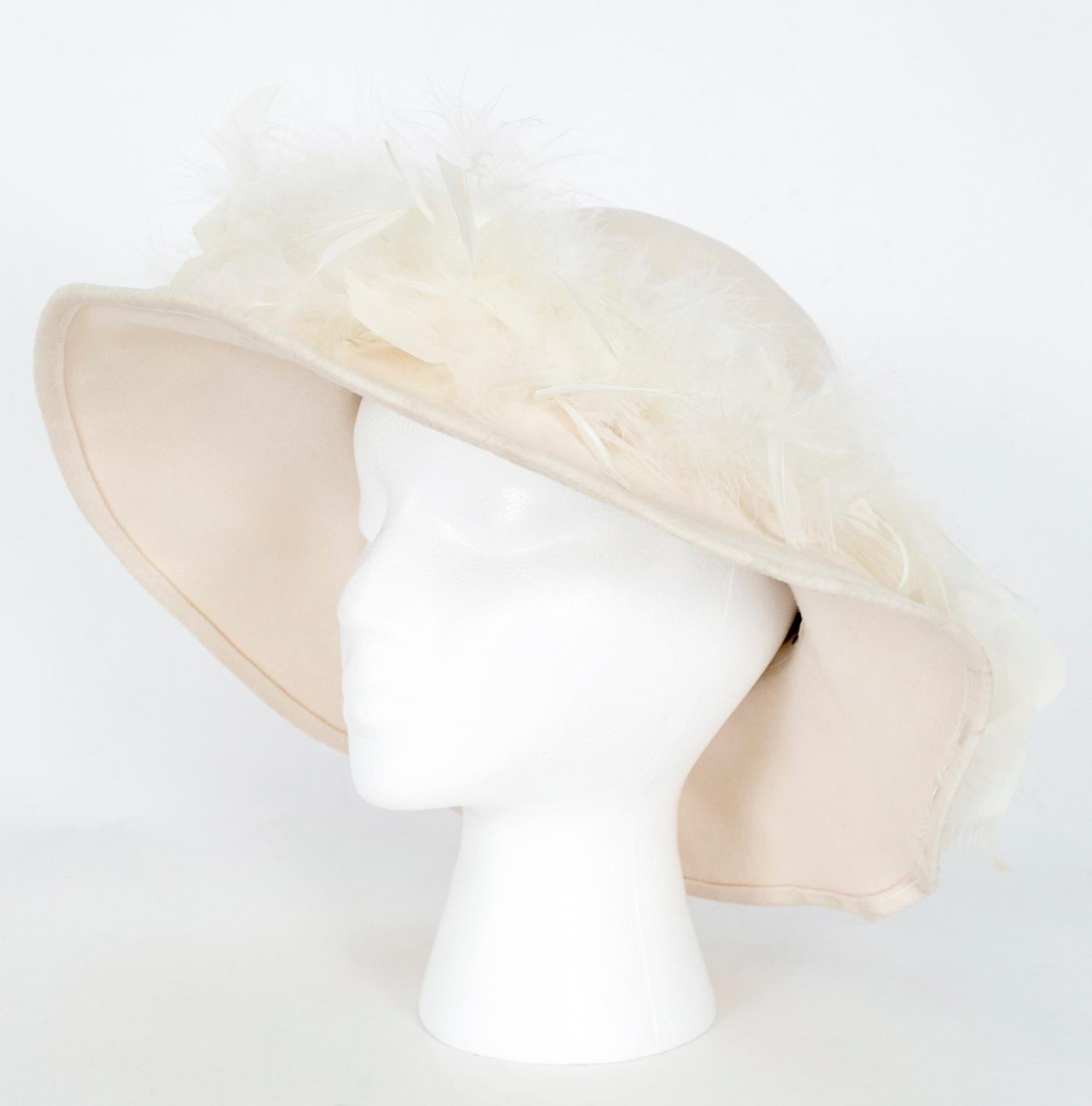 Fondée en 1868, la Bollman Hat Company est le plus ancien fabricant de chapeaux d'Amérique et fournit toujours des produits de chapellerie de luxe à des marques comme Helen Kaminski. Fabriqué en laine de daim douce dans un blanc hivernal adapté à la
