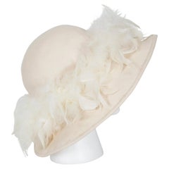 Bollman Co. Chapeau flottant Boho Greenwich ivoire avec bande de plumes d'autruche M, 1970