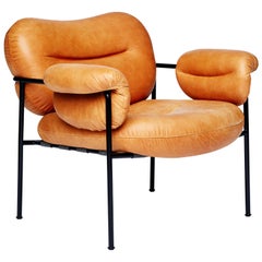 Fauteuil Bollo par Fogia, cuir cognac, acier noir