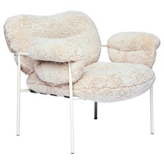 Fauteuil Bollo de Fogia, peau de mouton Mohawi, acier blanc