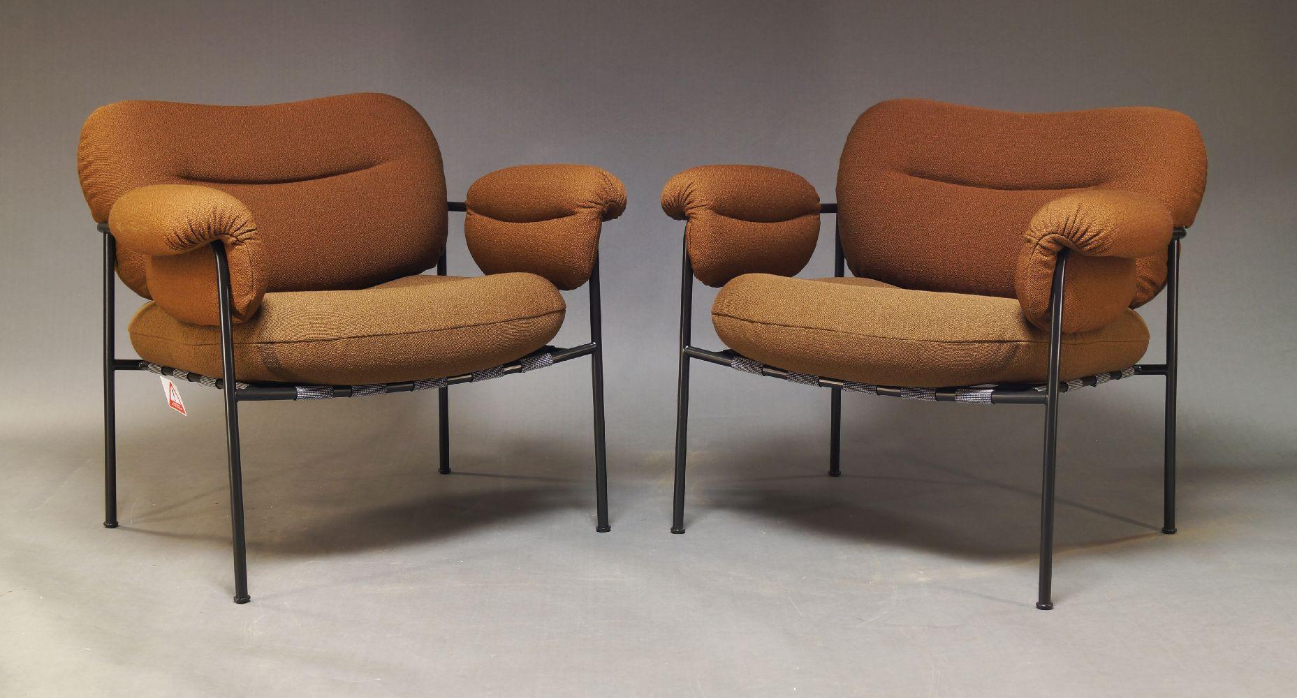 Bollo armchairs by Fogia pair designed by Andreas Engesvik, Sweden.

Stunning pair of Swedish design Fogia 'Bollo' armchairs designed in collaboration with Andreas Engesvik circa 2020, the chairs with brown fabric upholstered seat and armrests on