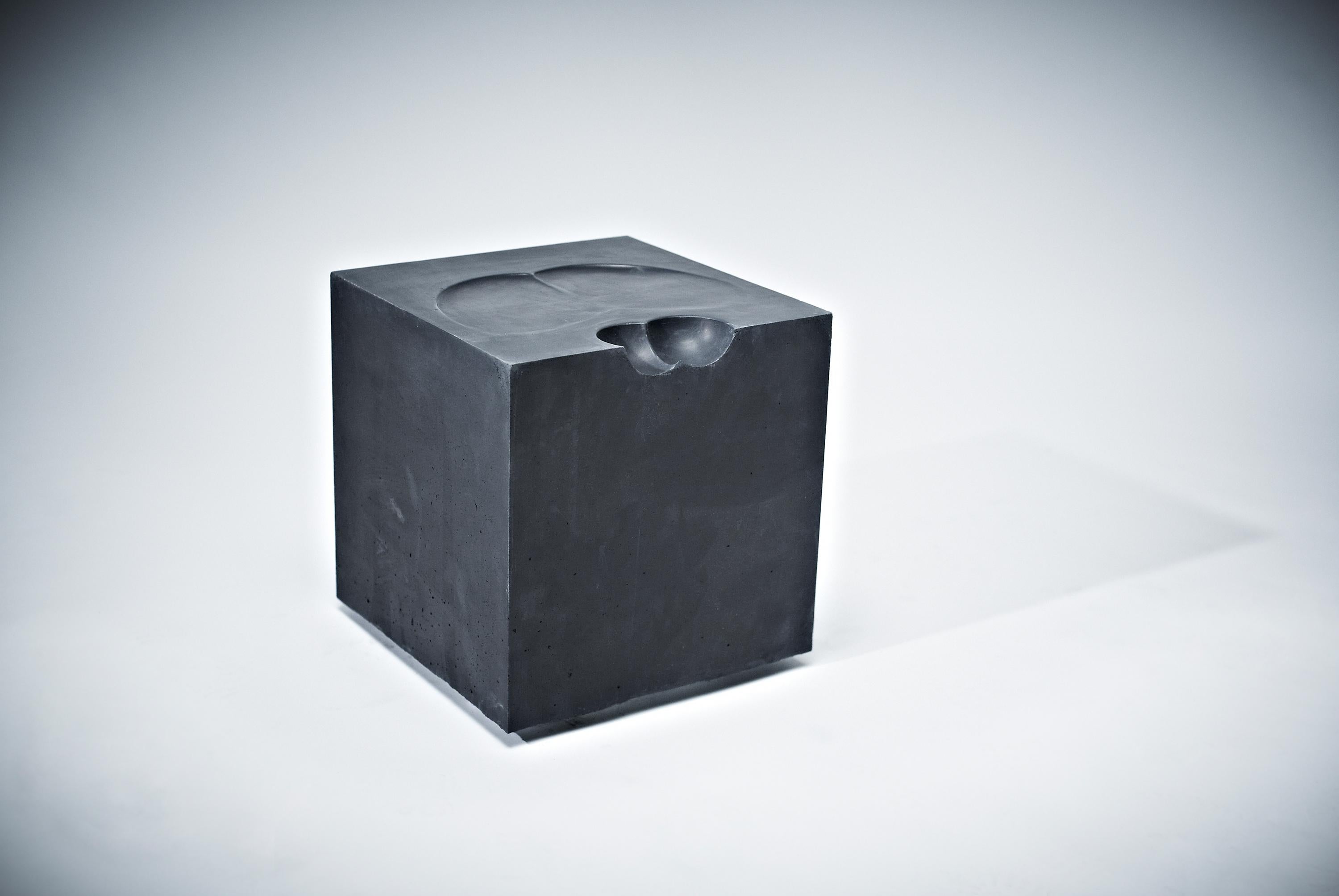 Tabouret Bollocks par Studio Pin
Dimensions : D 39 x L 39 x H 46 cm 
Matériaux : béton coulé, polystyrène. 
Poids : 50 kg

Une chaise pour 