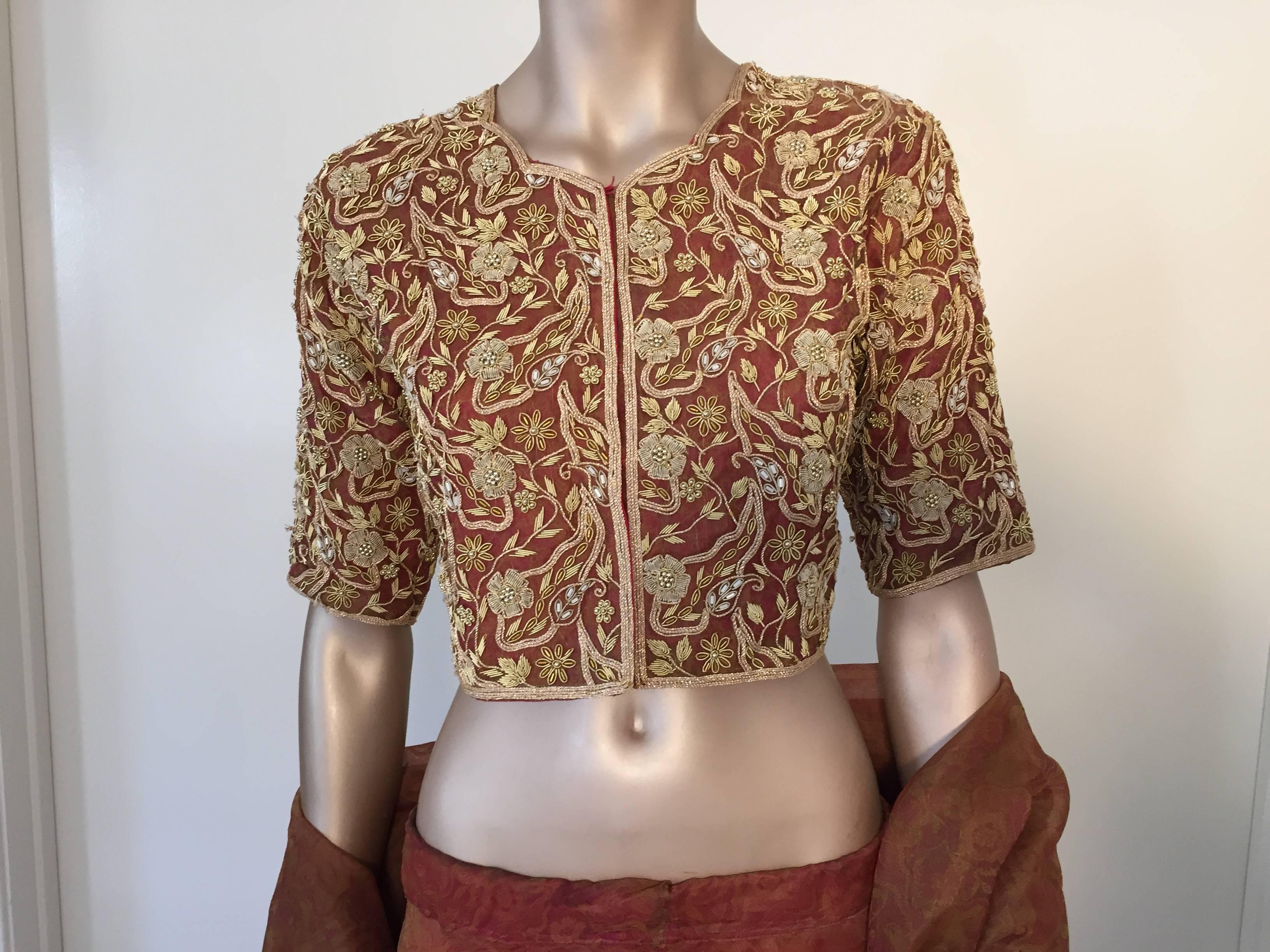 Marron Robe Sari en soie brodée et perlée de perles de créateur sur mesure, étoile de diadème de Bollywood en vente