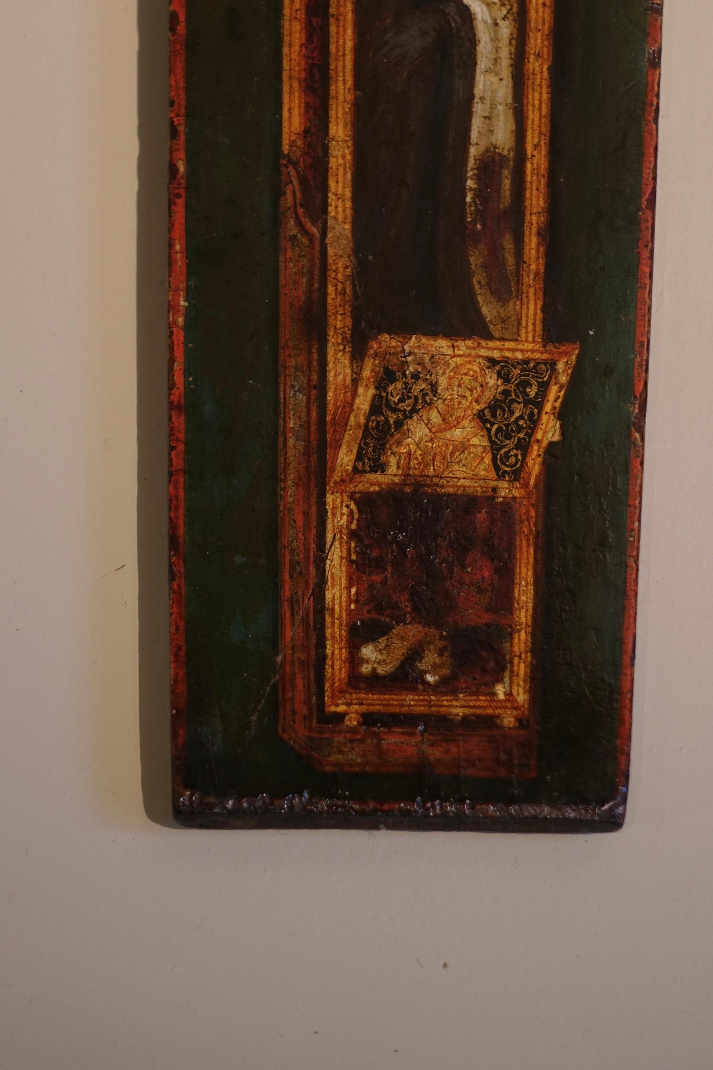 Scuola bolognese del XVI secolo
Mummia di Santa Caterina da Bolognau2028Olio su pannello
20,5 x 7 x 0,8 cm
Questo raro dipinto raffigura Santa Caterina da Bologna come una mummia, custodita in un reliquiario dorato con il fondo aperto che rivela