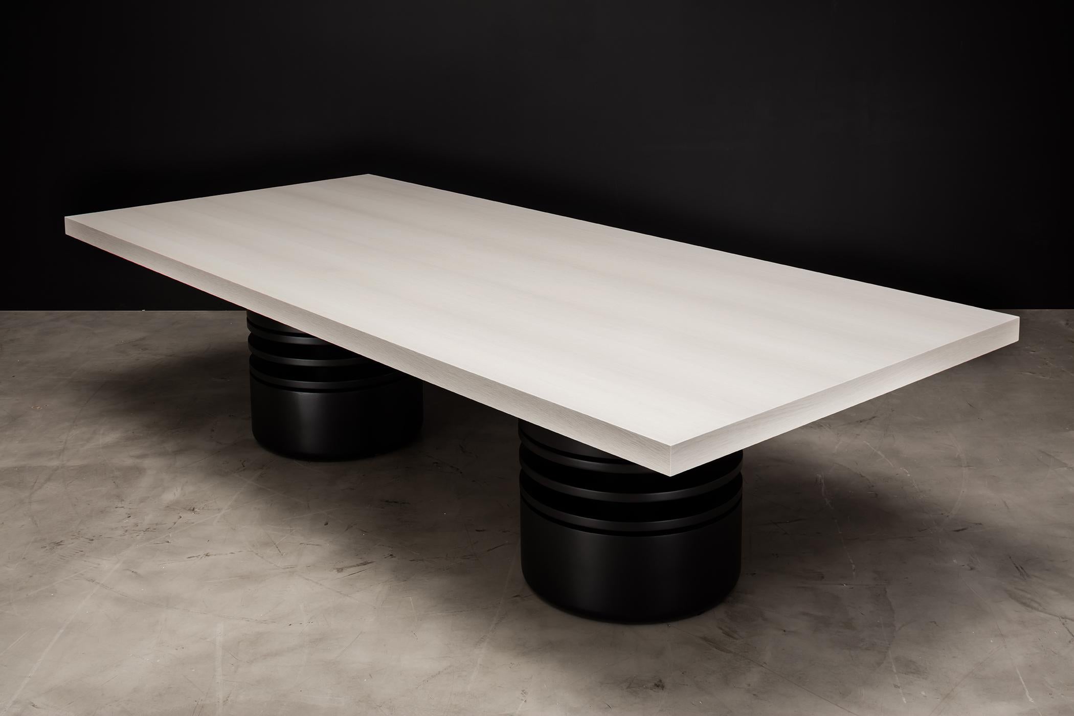 Moderne TABLE À MANGER BOLSA - Design moderne en chêne Rift du Pacifique avec laque noire mate  en vente