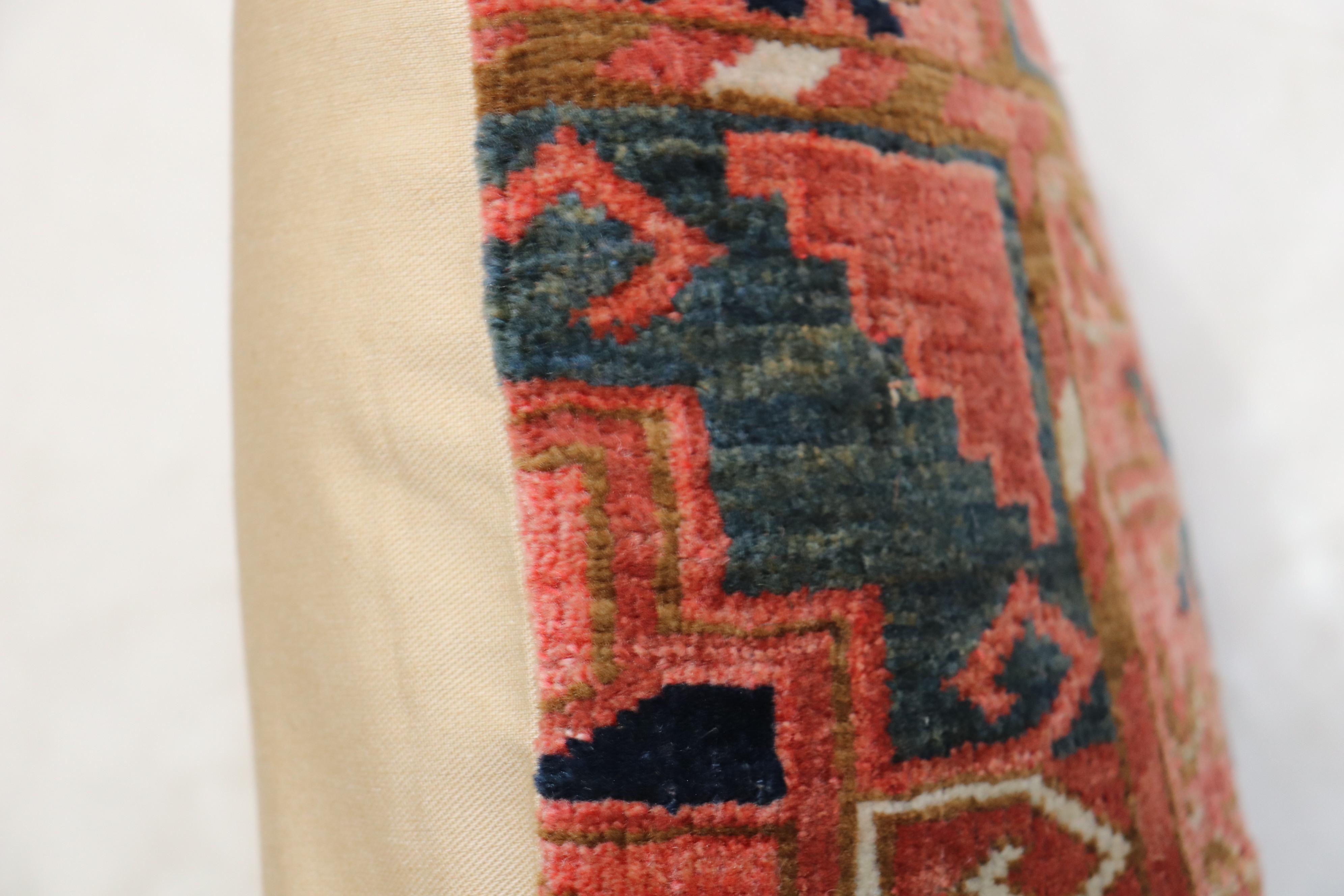 Bolster-Kissen aus antikem Turkeman-Teppich (Stammeskunst) im Angebot