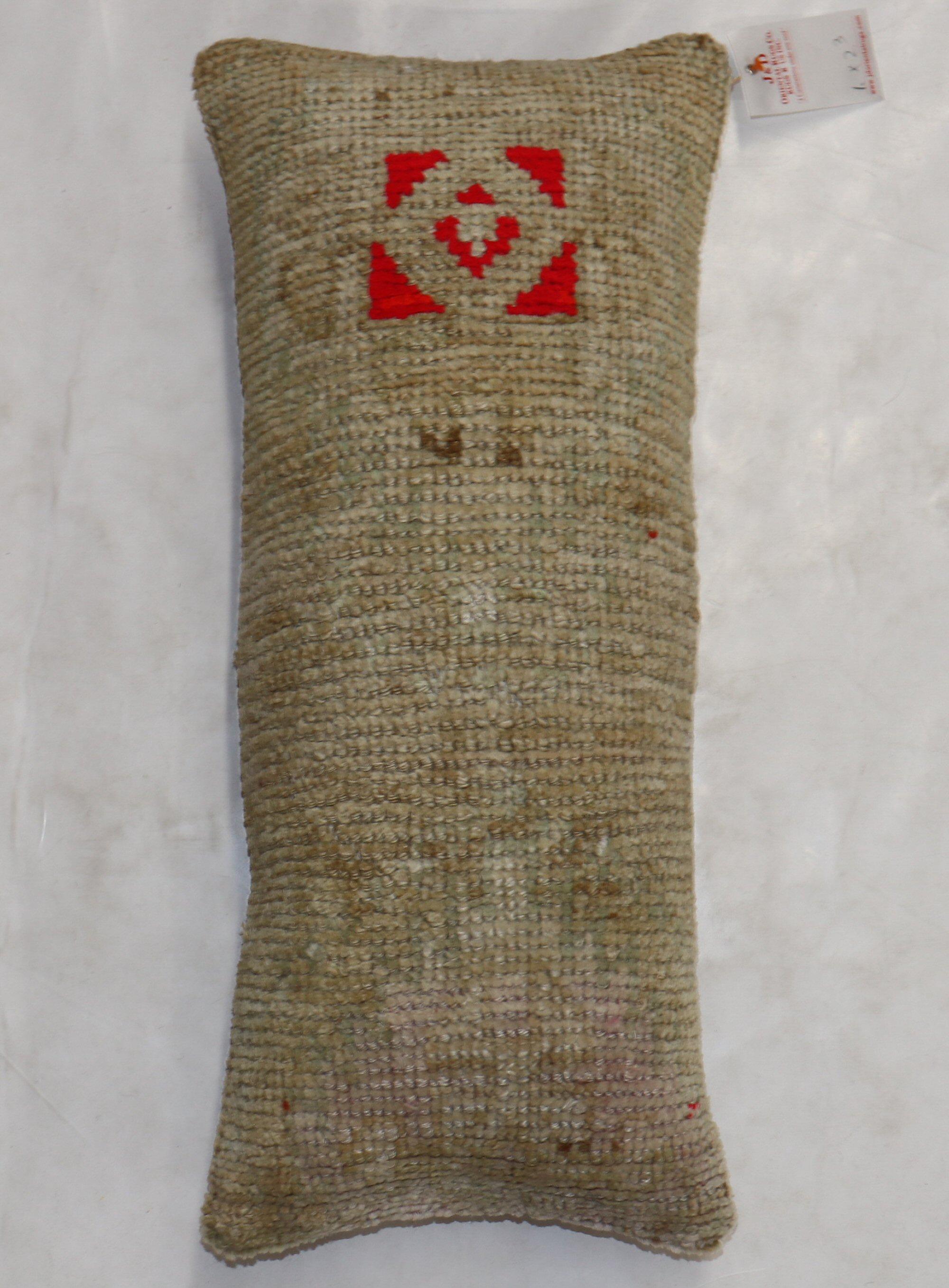 Oreiller de la taille d'un bolsters réalisé à partir d'une bordure d'un tapis turc d'Anatolie du 20e siècle.

Taille : 12