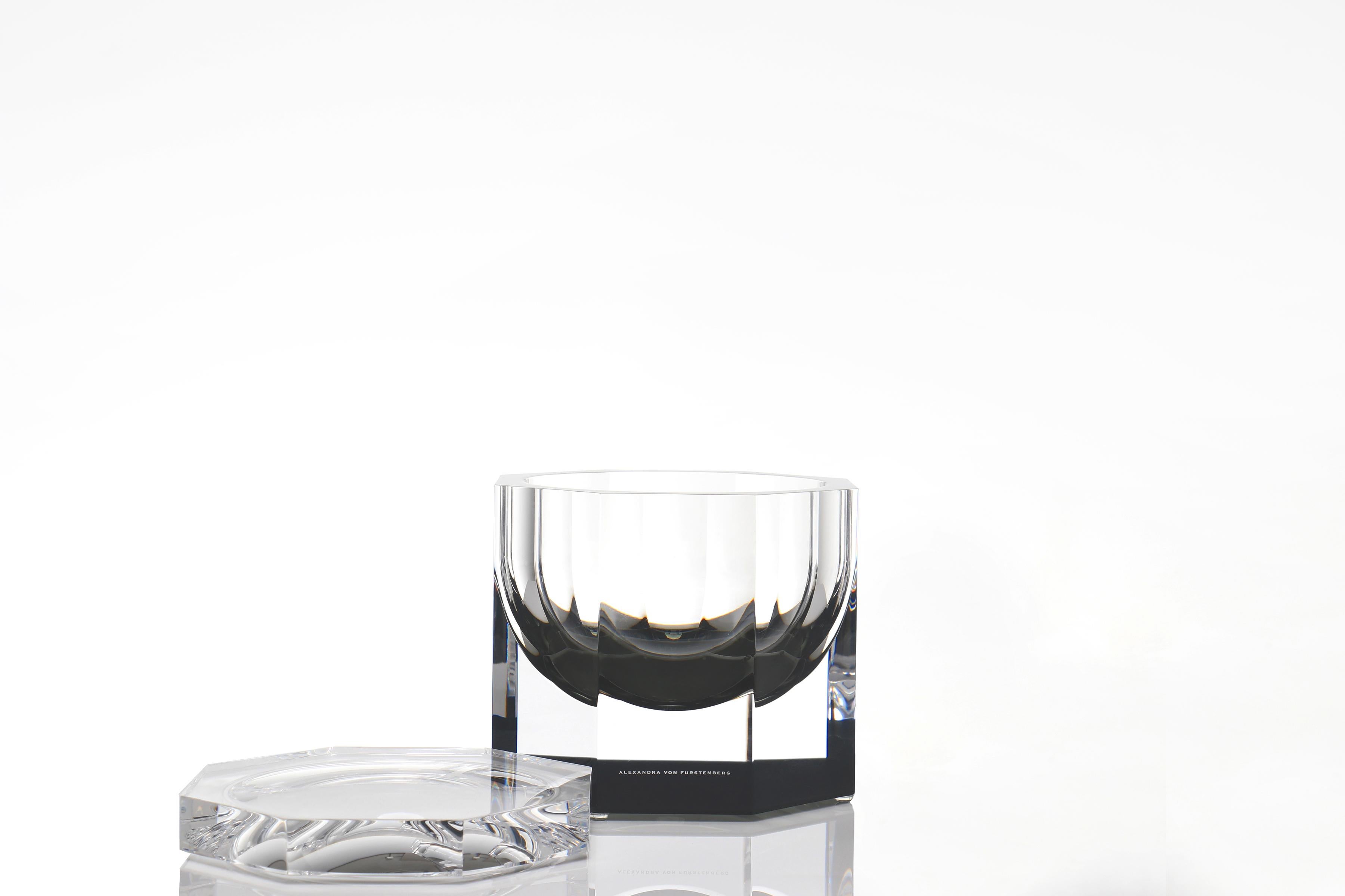 Voici le Bolt Jar d'AVF, le dernier né de notre collection exclusive en édition limitée. Avec son design frappant à huit facettes, cette pièce complète parfaitement le reste de notre Collection Bolt, apportant une touche audacieuse et moderne à