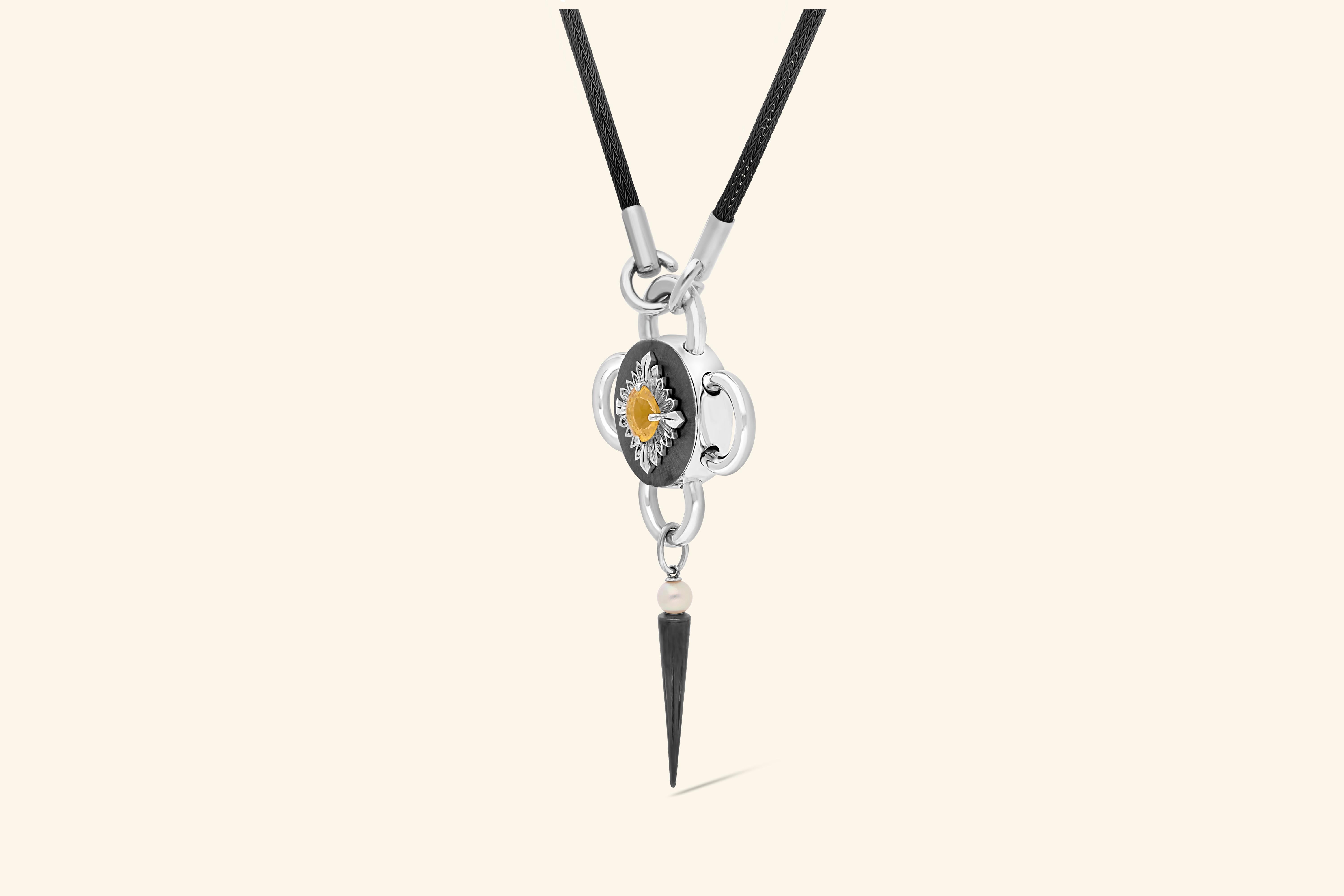 La collana Bolt si trasforma in una collana di gemme antiche. Ispirato agli archivi del XIX secolo, dà nuova vita al medaglione Rosace inventato da Léon Rouvenat.

Qui la collana Bolt mette in risalto un citrino di circa 1,83 carati. Il fiore