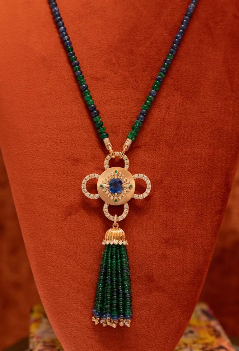 A journey through time, treasures brought back from the other side of the earth, or the tale of a jewelry epic, Rouvenat's odyssey is illustrated on waves of deep greens and blues.
This new diamond, sapphire, and emerald necklace is the latest