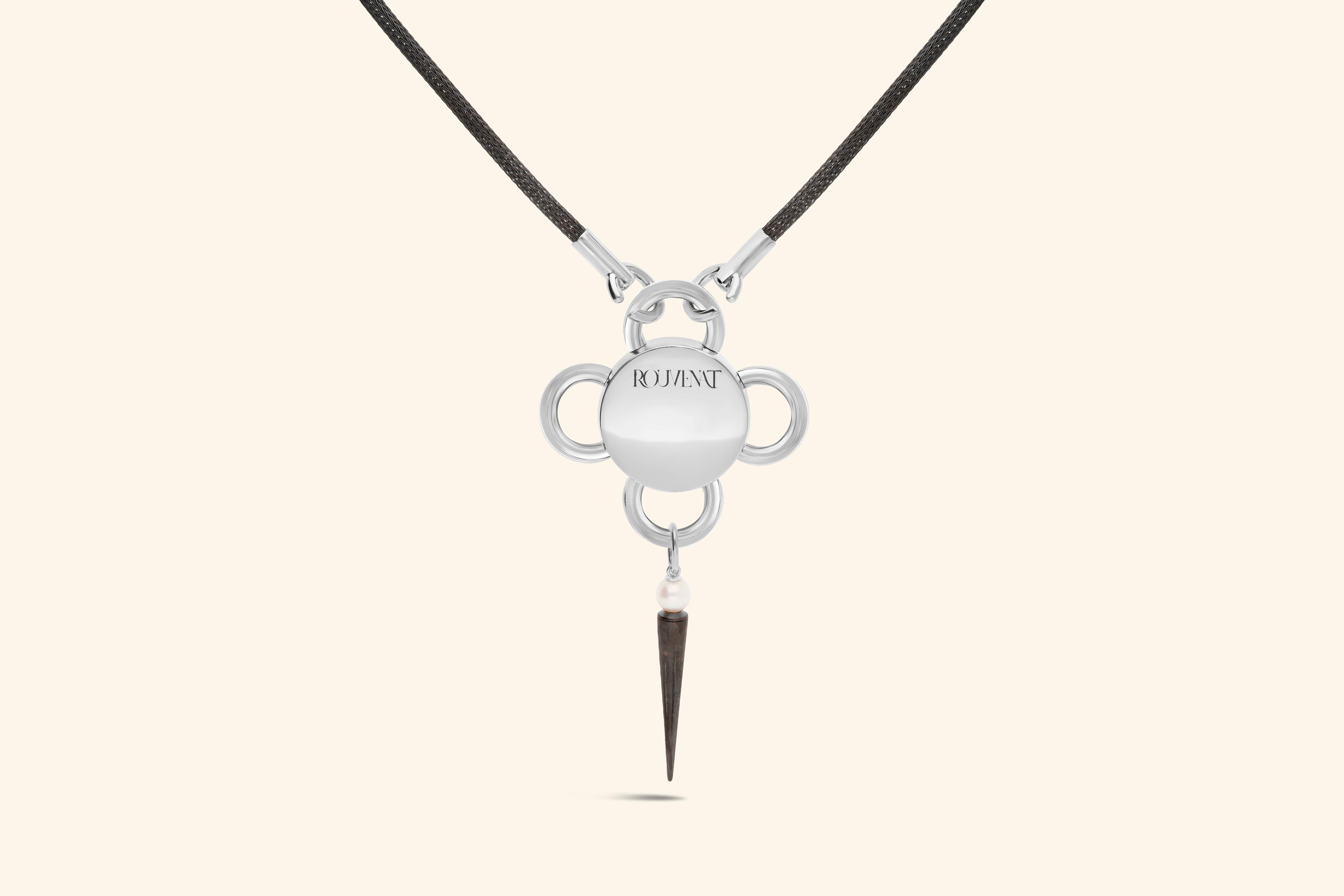 La collana Bolt si trasforma in una collana di gemme antiche. Ispirato agli archivi del XIX secolo, dà nuova vita al medaglione Rosace inventato da Léon Rouvenat.

Qui, la collana Bolt mette in risalto un'ametista da ~2,50 carati. Il fiore centrale