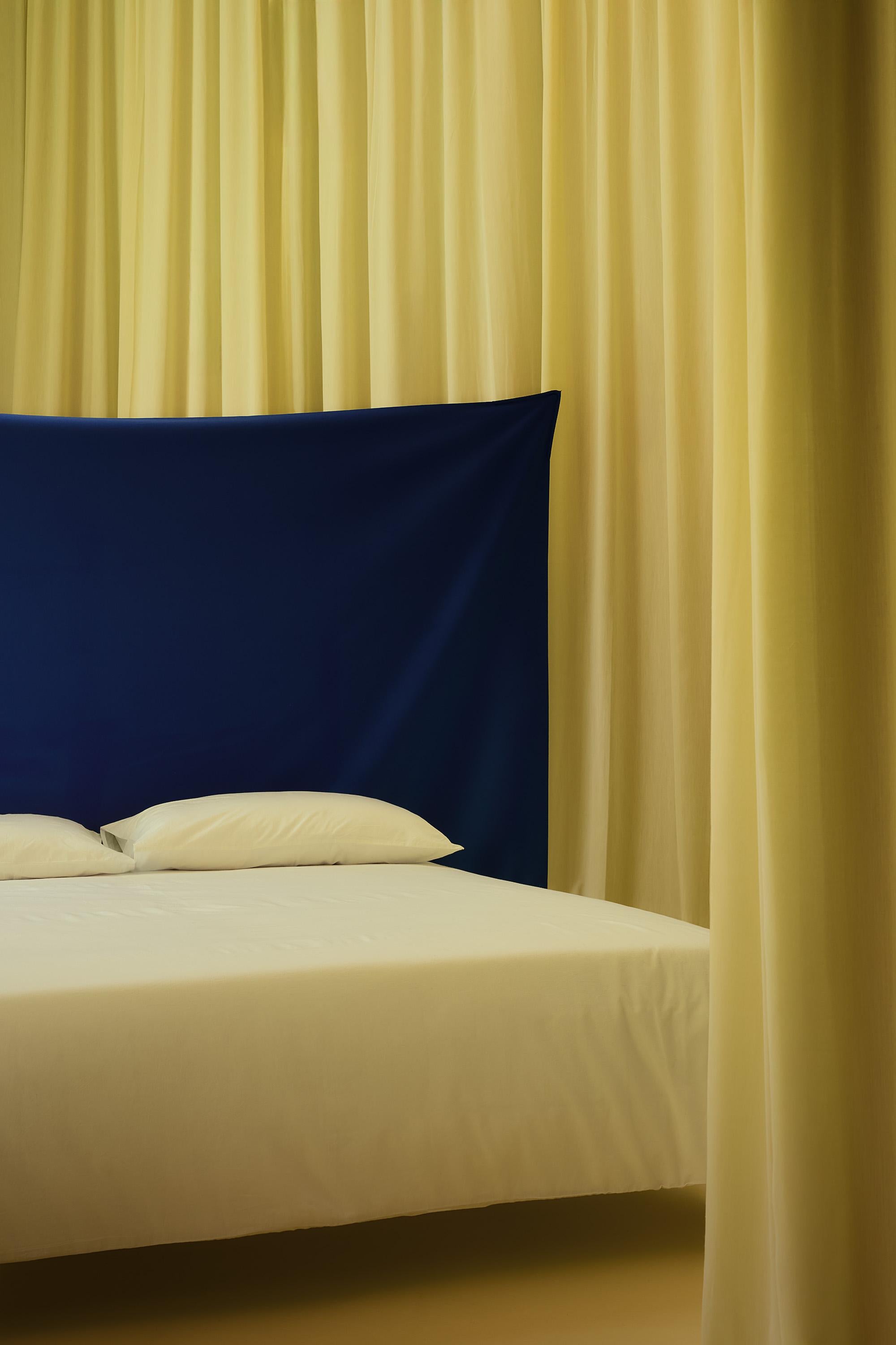 Backdrop est une création unique, fabriquée avec précision et passion à partir de contreplaqué de bouleau, dont les couches sont assemblées sans soudure à l'aide de fixations durables, ce qui lui confère une solidité inégalée. L'harmonie de sa