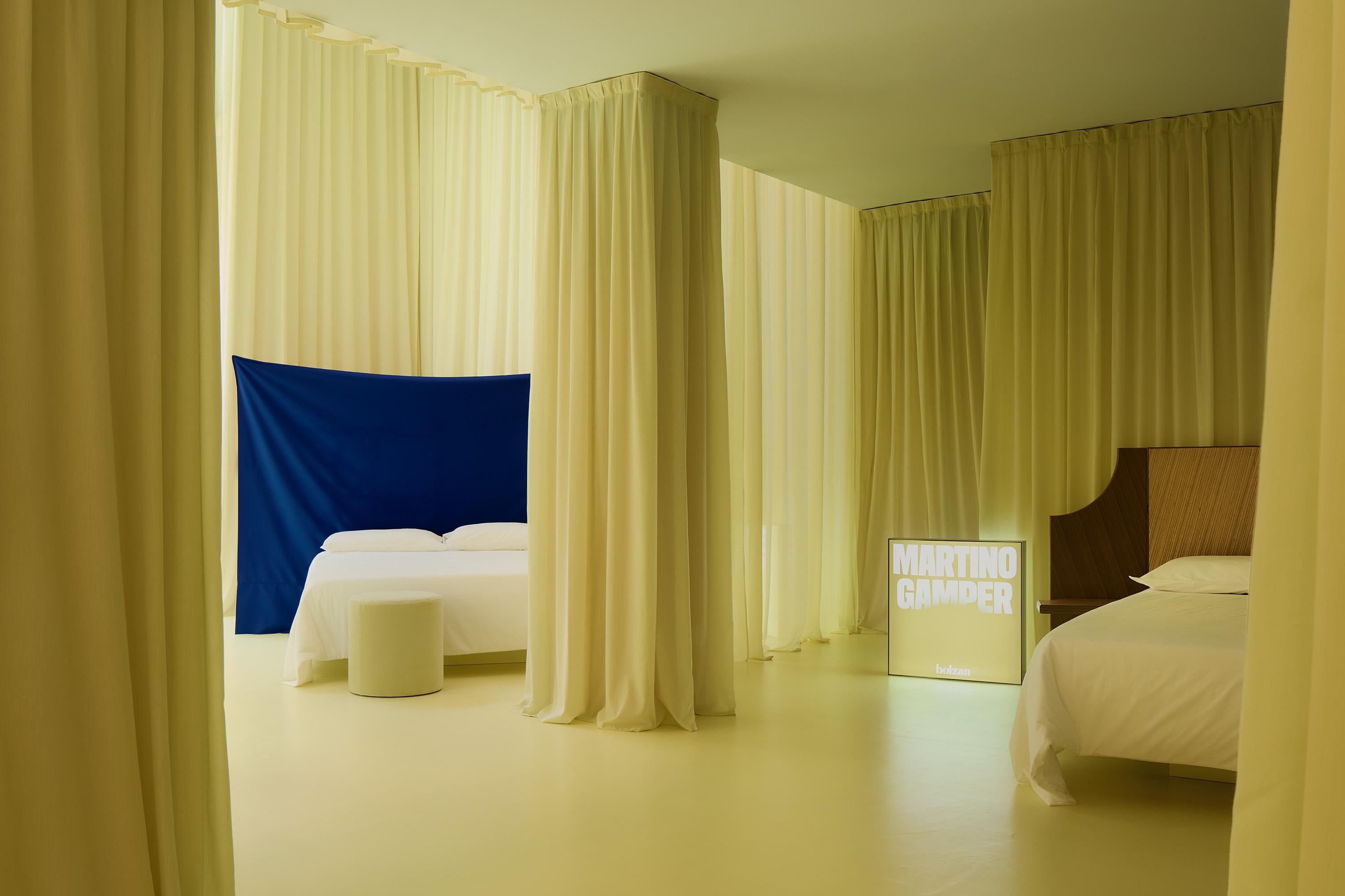 Moderne Tête de lit Bolzan Backdrop par Julie Richoz en vente