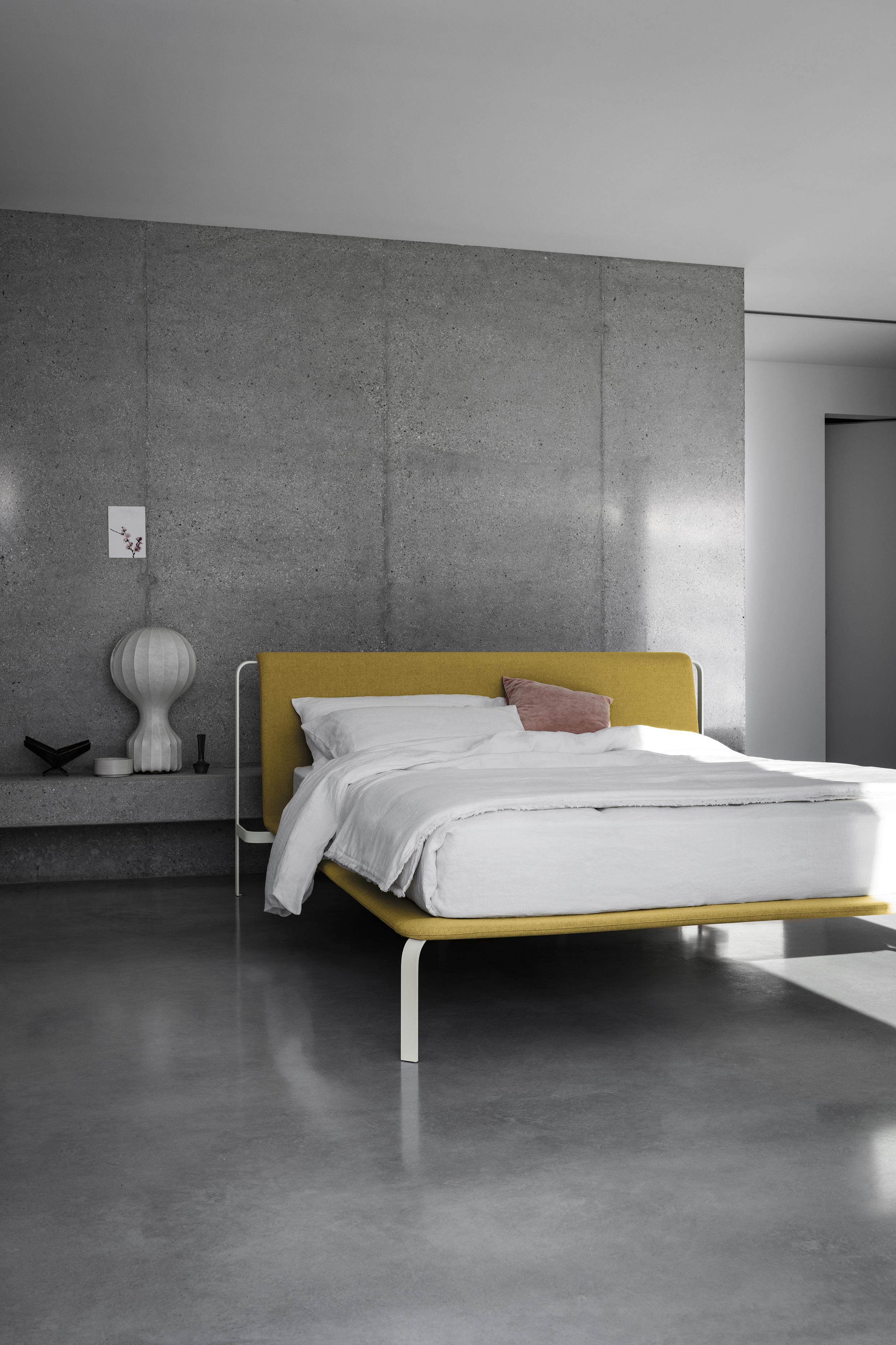 Minimalist without renouncing to the comfort, Bend bed is composed by a thin structure supporting a curved plan. The light padding, covered with fabric, creates a light and pleasant feeling. Cover is proposed in various tonalities in order to