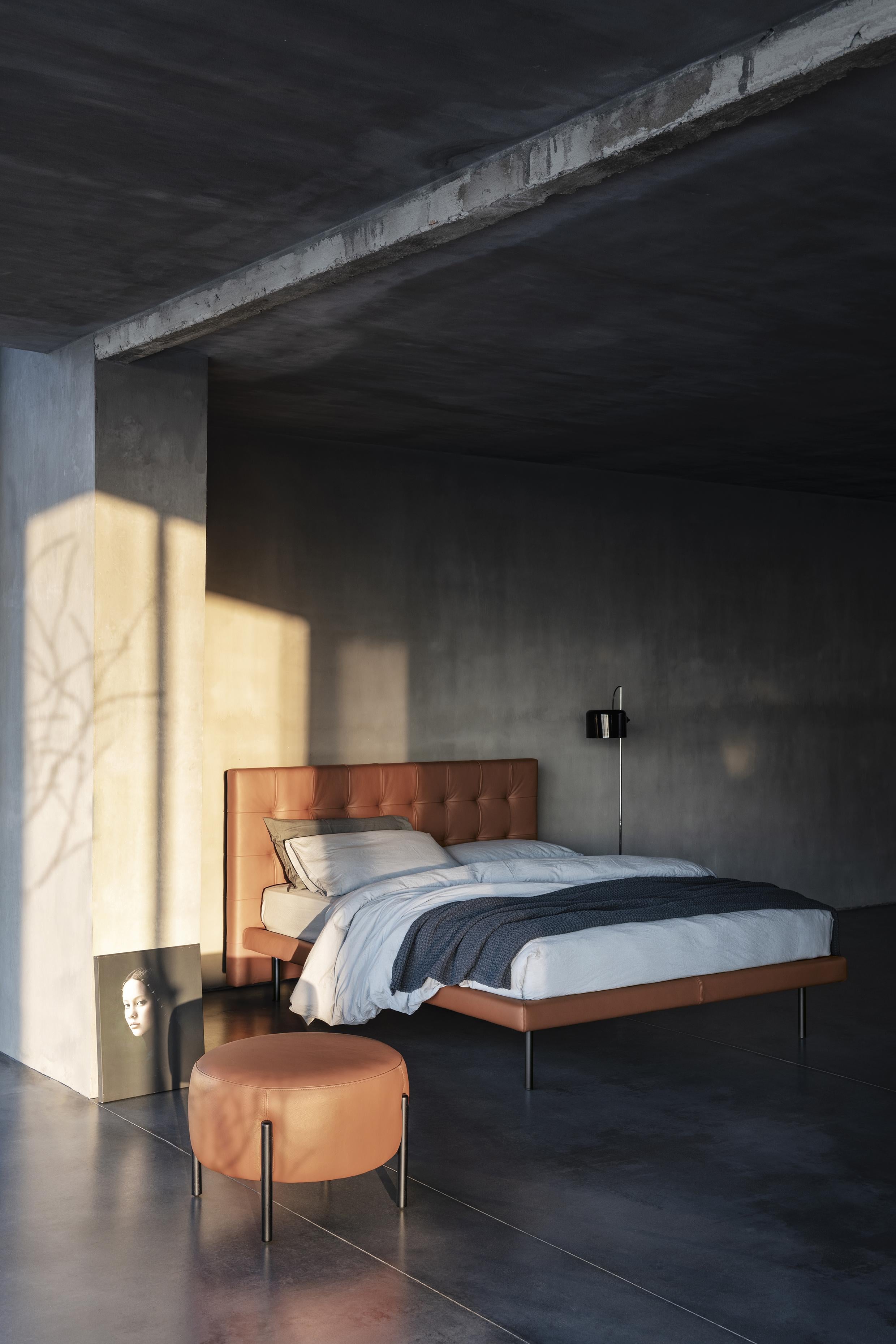 A re-invented classic in the sign of stylistic wisdom and tailoring care for details. Freedom symbolizes the contemporary simplicity of its lines, with the prestige and the comfort of its capitonné headboard. The seams at sight of its cover express