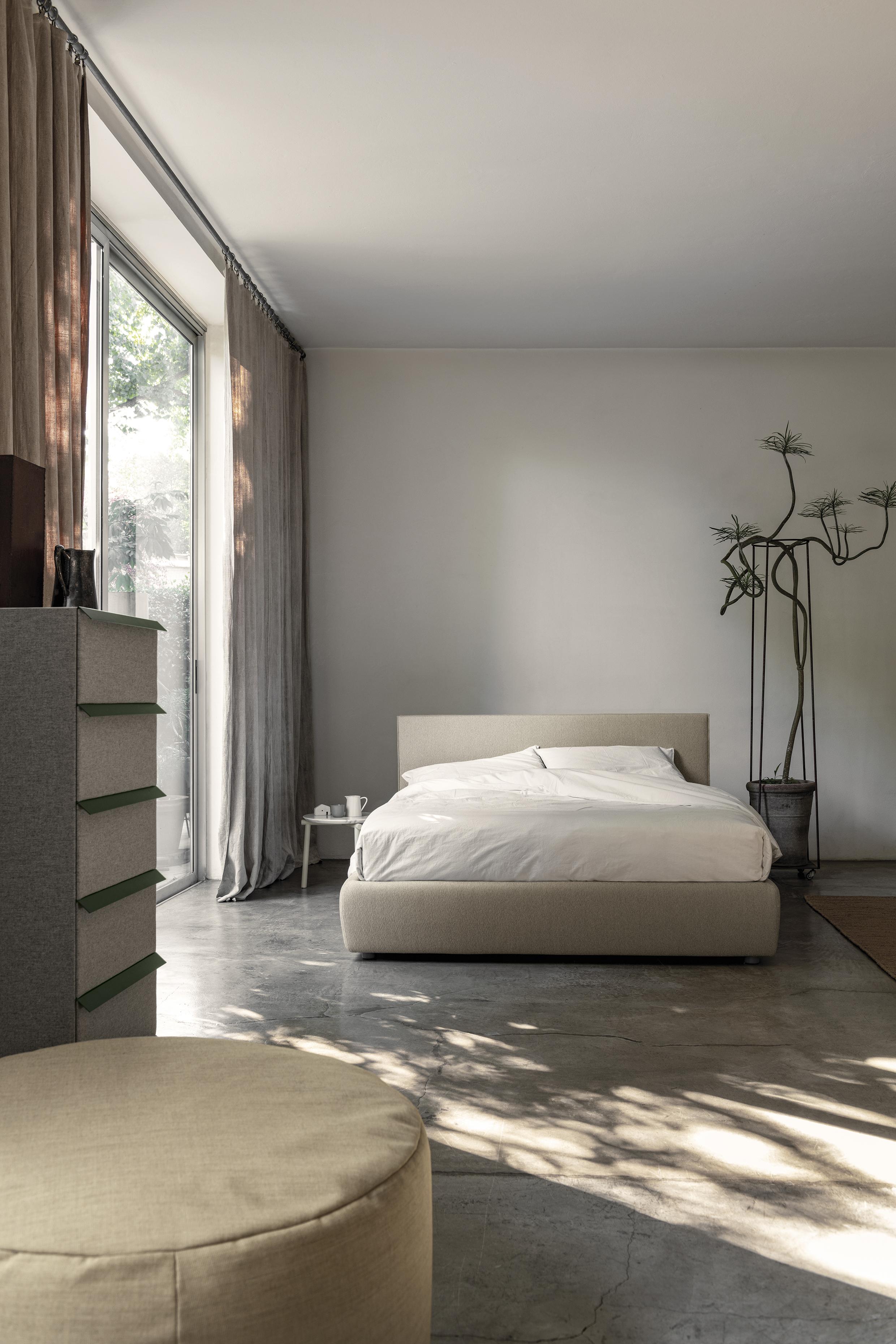 Rigorous lines conforming to every location and context, soft surfaces generating a sense of relax and warmth. Metropolitan is an essential project adjustable to multiple interpretations, thanks to the possibility to choose different bedbases and