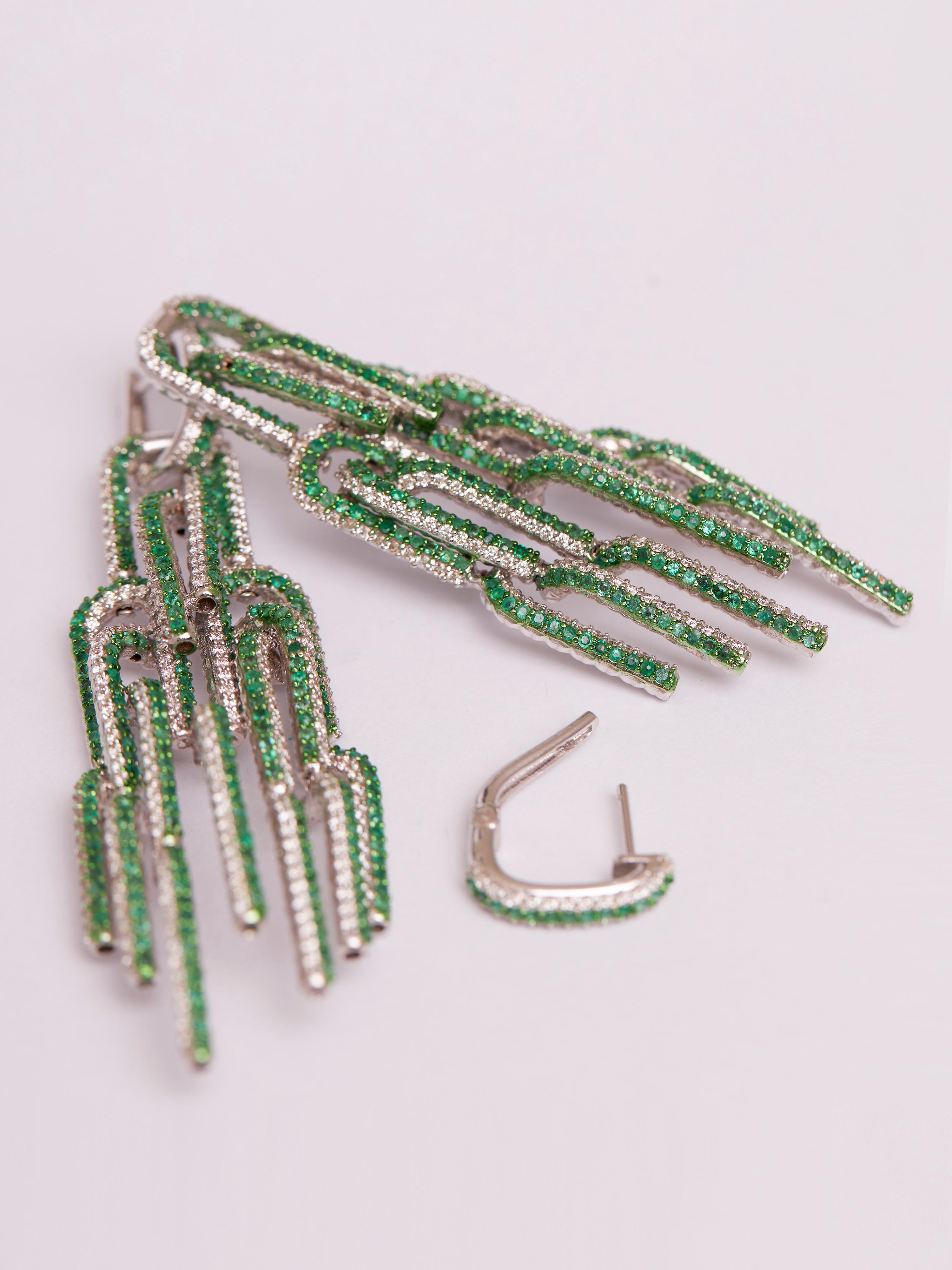 Taglio rotondo Orecchini in stile Art Deco con fontana ghiacciata in oro 18kt, smeraldo e diamanti in vendita