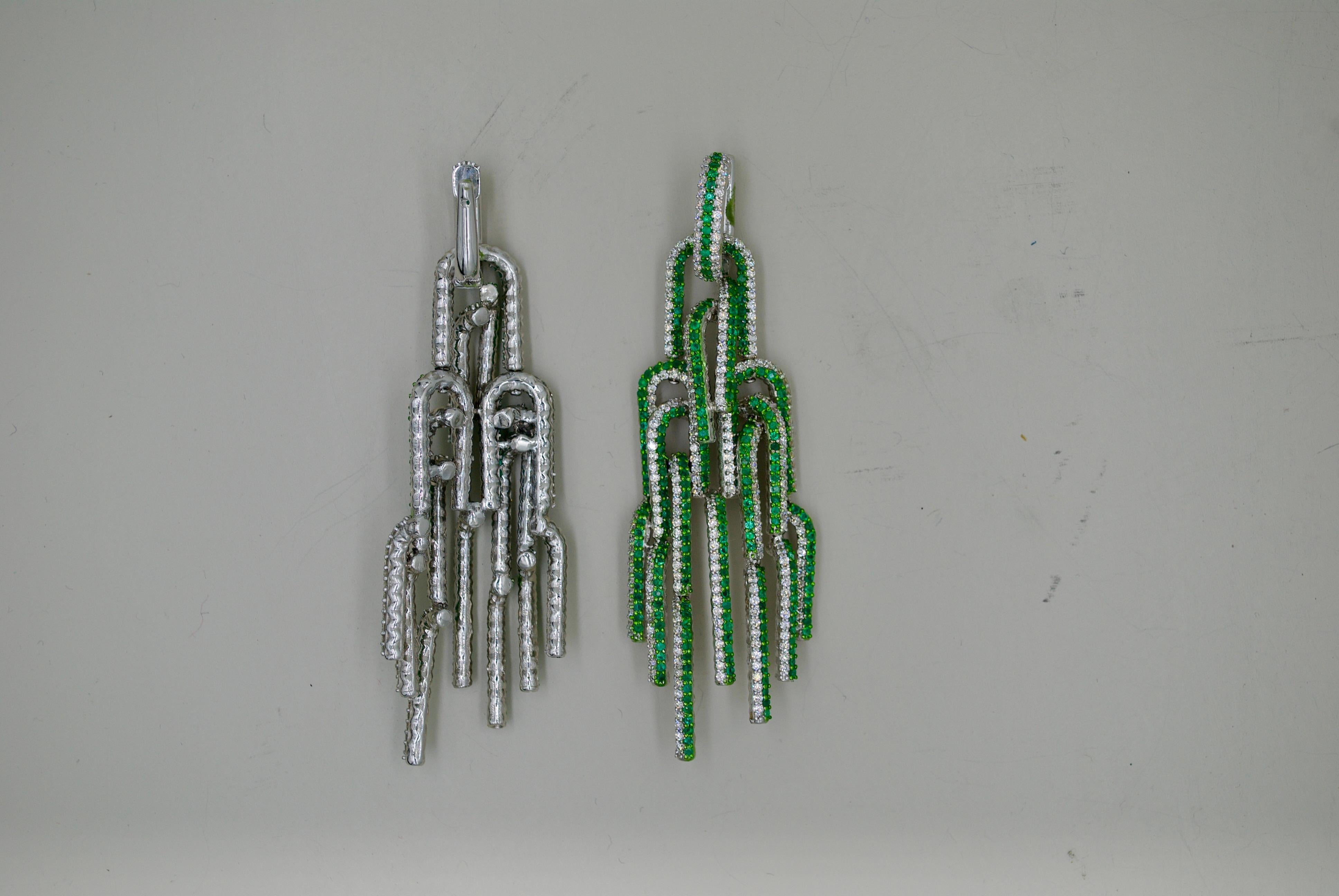 Orecchini in stile Art Deco con fontana ghiacciata in oro 18kt, smeraldo e diamanti In condizioni Nuovo in vendita a Mumbai, IN