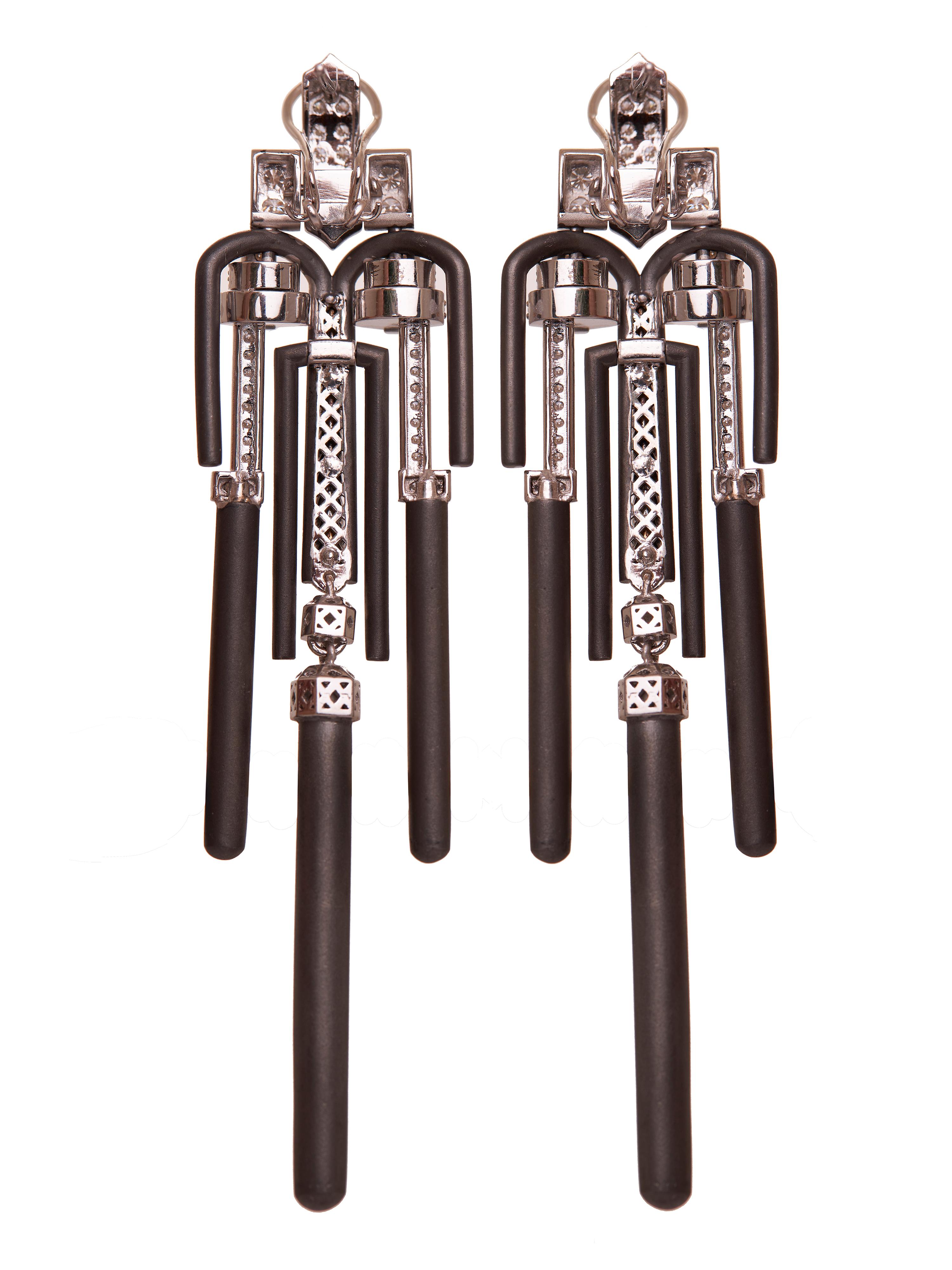 Gli orecchini Empress Court sono una squisita creazione della Collection'S Bombay Deco di Estaa, una celebrazione dell'eredità Art Deco di Mumbai. Questi orecchini si ispirano all'eleganza snella di Empress Court, un punto di riferimento
