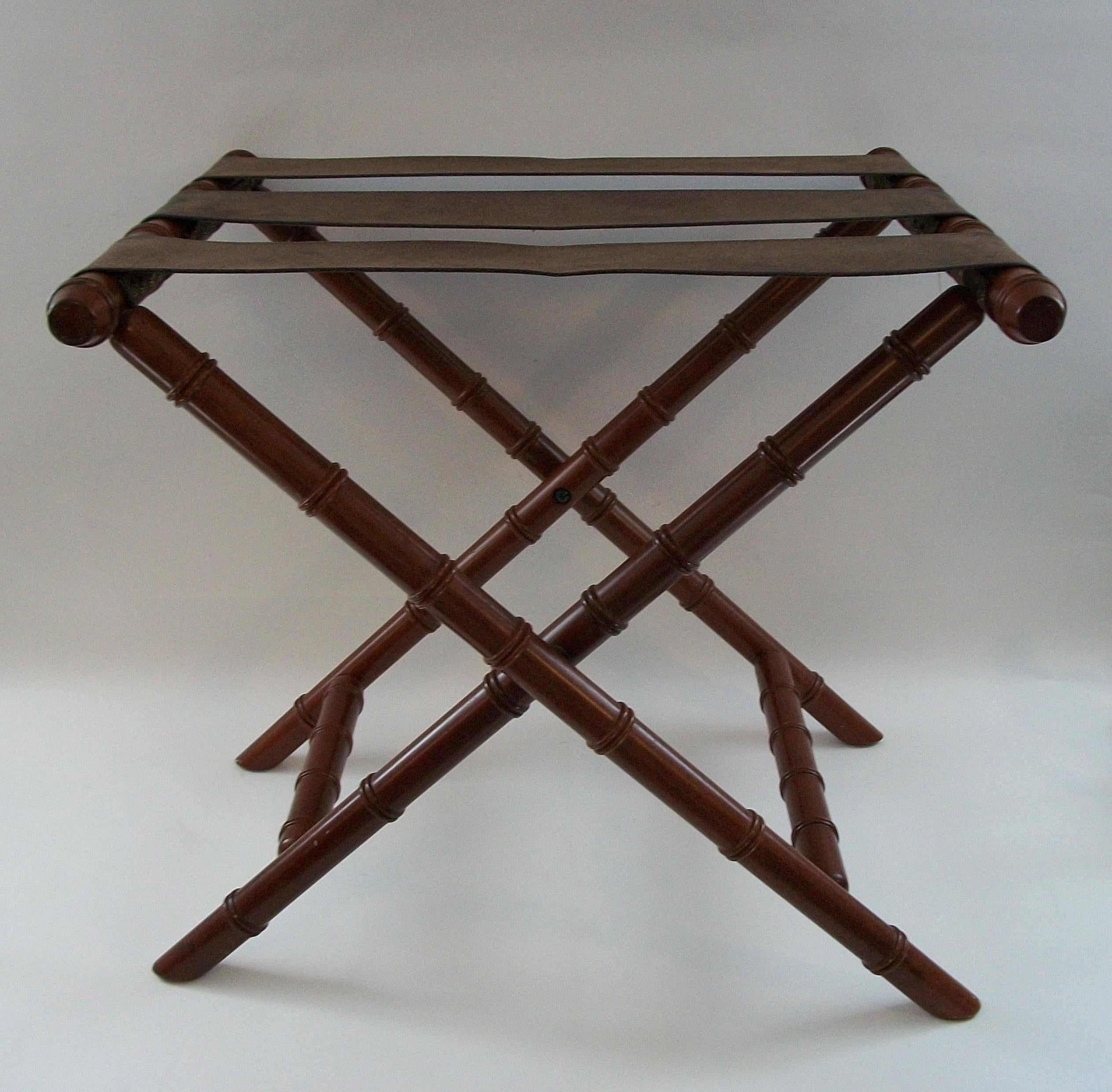 THE BOMBAY COMPANY - Vintage faux bamboo table table base (kann auch als Gepäckträger dienen) - Hartholzrahmen (wahrscheinlich Buche oder Birke) mit einer Mahagonibeize - mit einem faltbaren Design mit Kunstlederriemen für einfache Lagerung - bietet