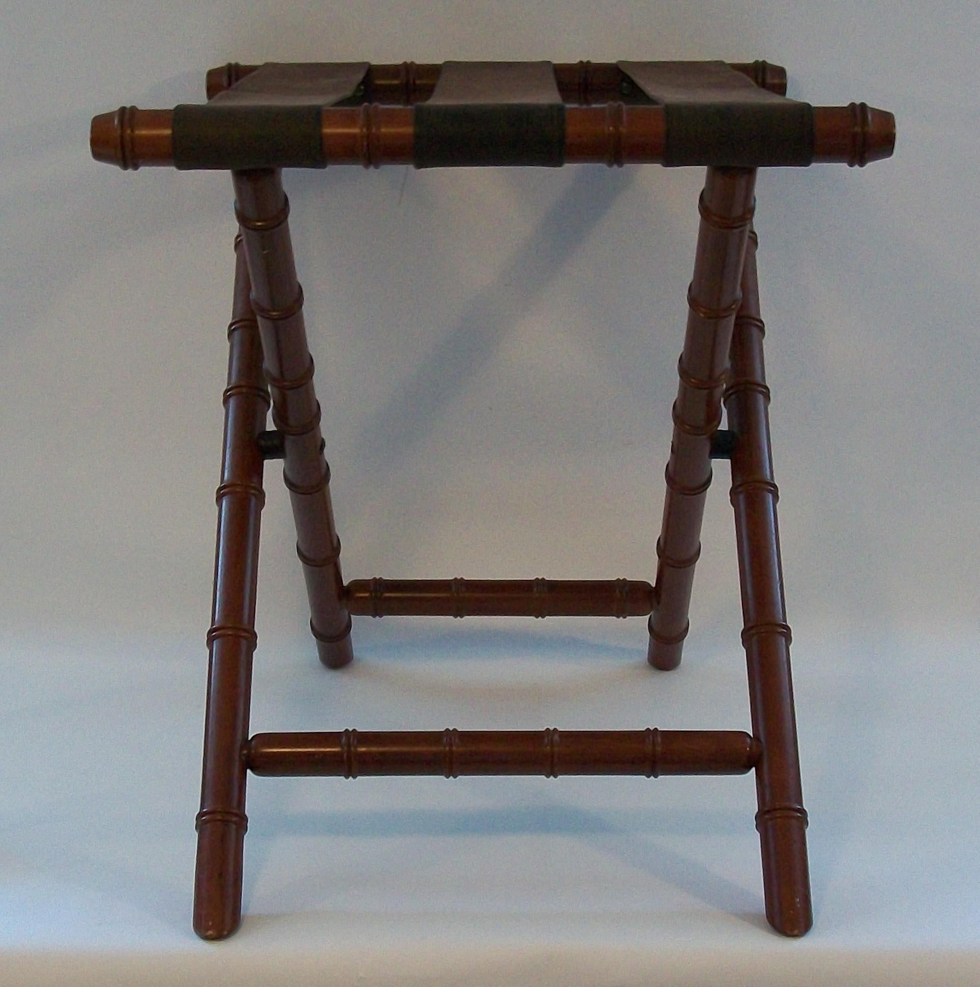 BOMBAY CO. Butler's Tablett-Tischsockel aus Kunstbambus im Vintage-Stil - USA - ca. 1990er Jahre (Kunstleder) im Angebot