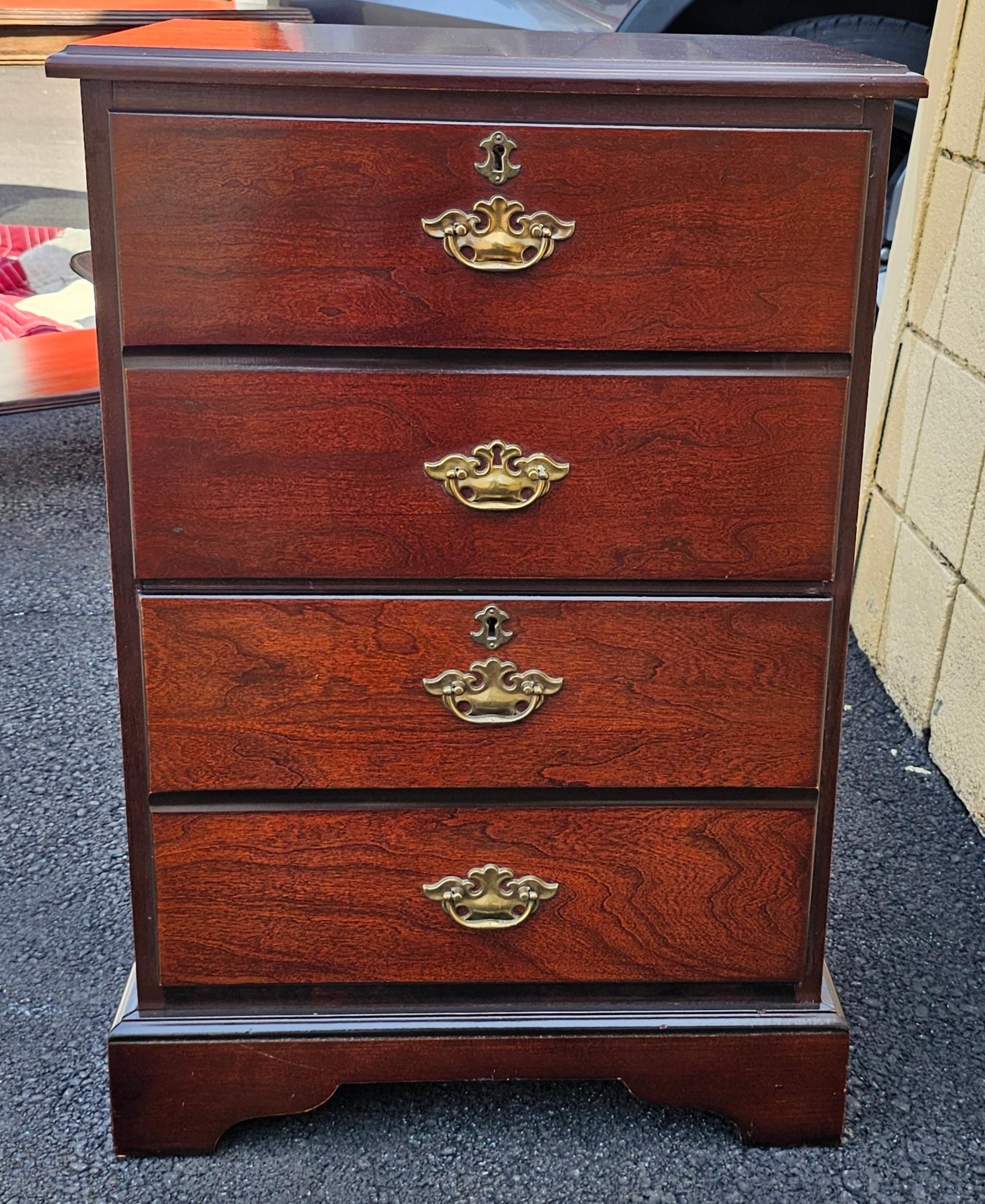 Archivador de caoba con 2 cajones Bombay Furniture Late 20th Century Chippendale en venta 5