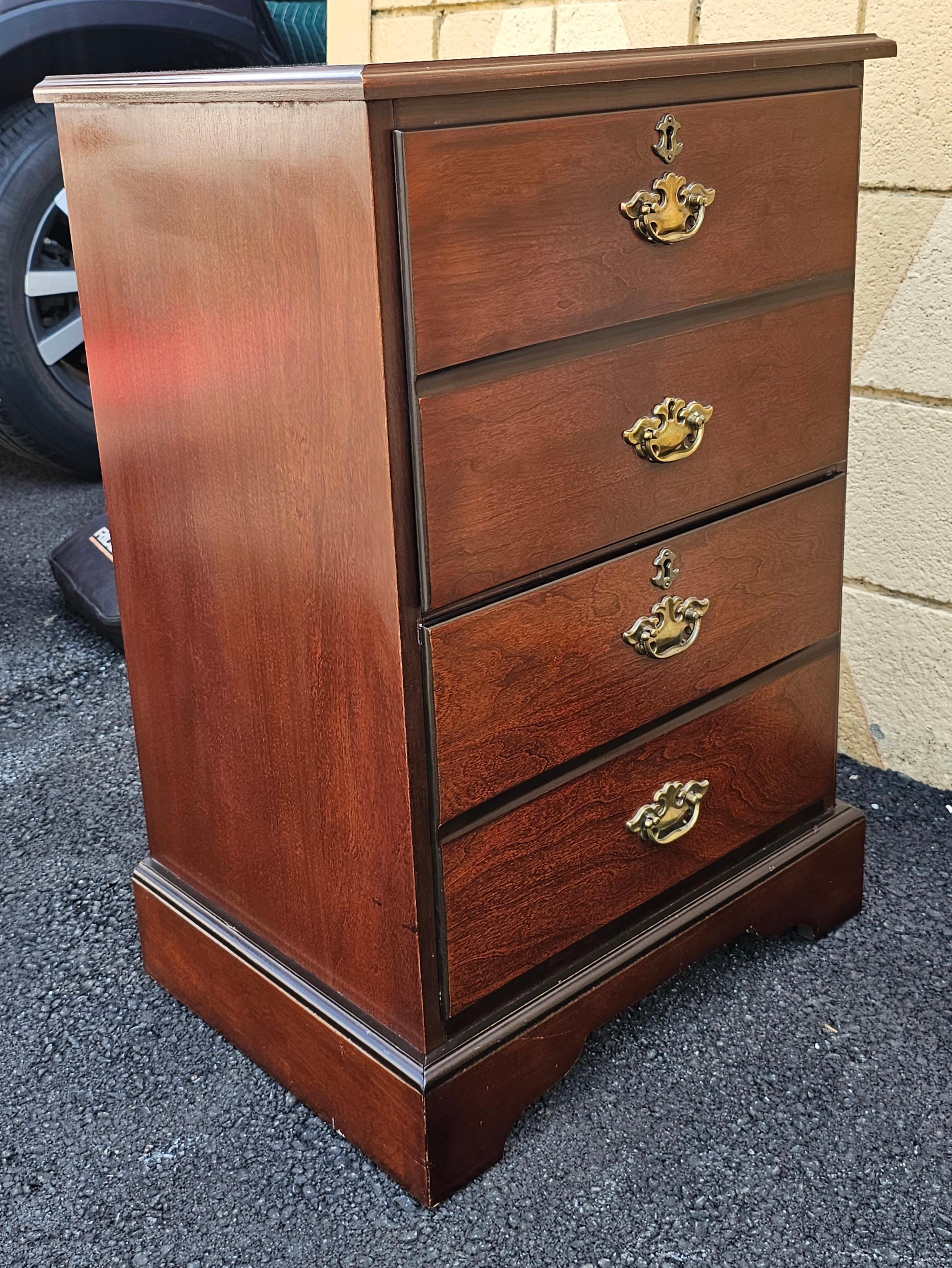 Archivador de caoba con 2 cajones Bombay Furniture Late 20th Century Chippendale en venta 6