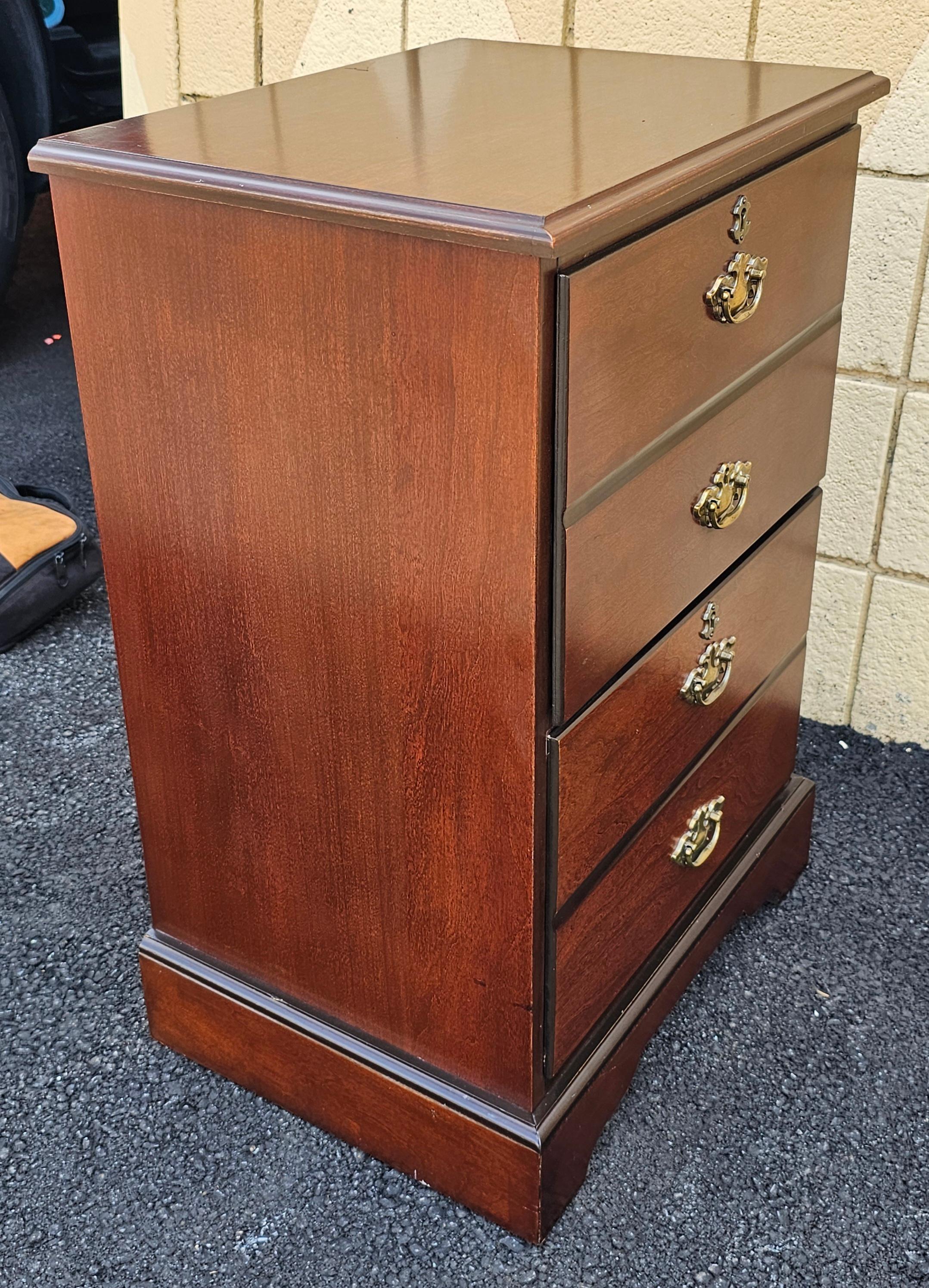 Archivador de caoba con 2 cajones Bombay Furniture Late 20th Century Chippendale en venta 7