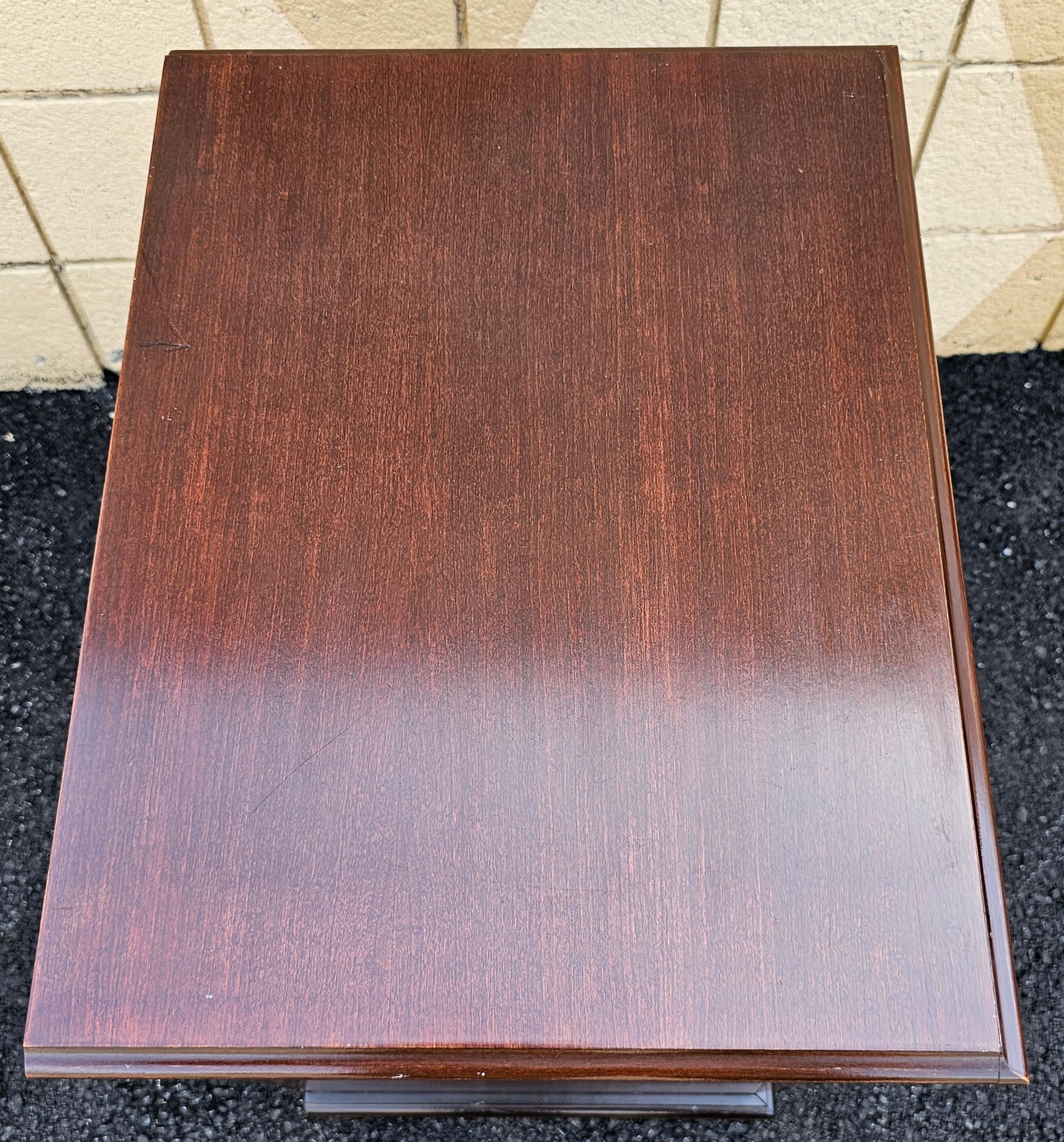 Archivador de caoba con 2 cajones Bombay Furniture Late 20th Century Chippendale en venta 8