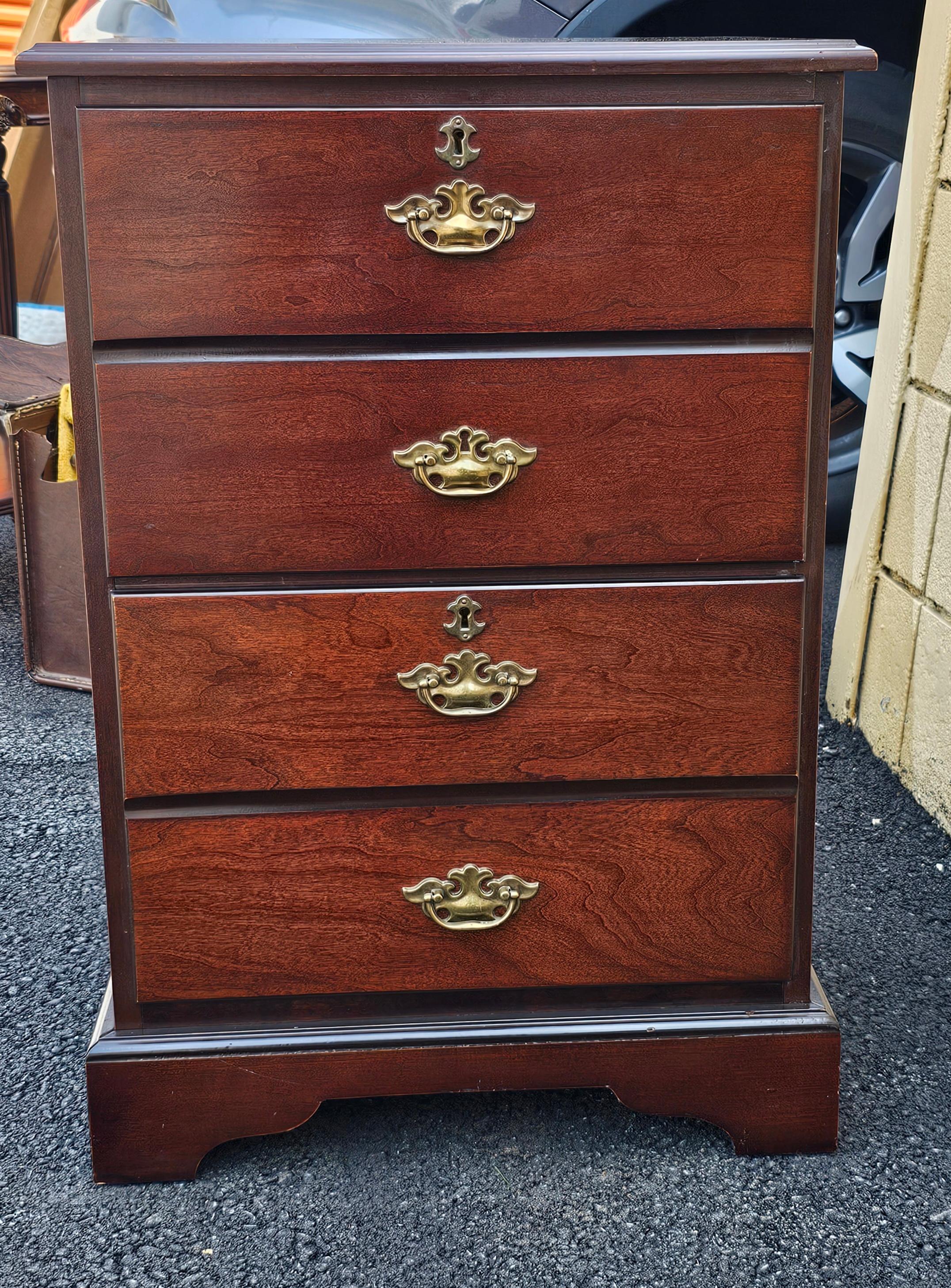 Archivador de caoba con 2 cajones Bombay Furniture Late 20th Century Chippendale Manchado en venta