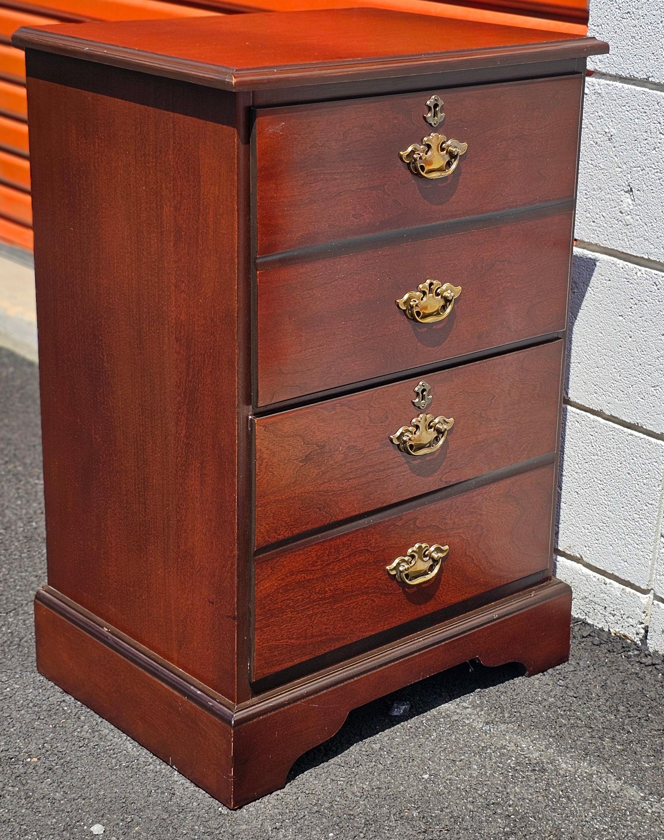Archivador de caoba con 2 cajones Bombay Furniture Late 20th Century Chippendale en Bueno estado para la venta en Germantown, MD