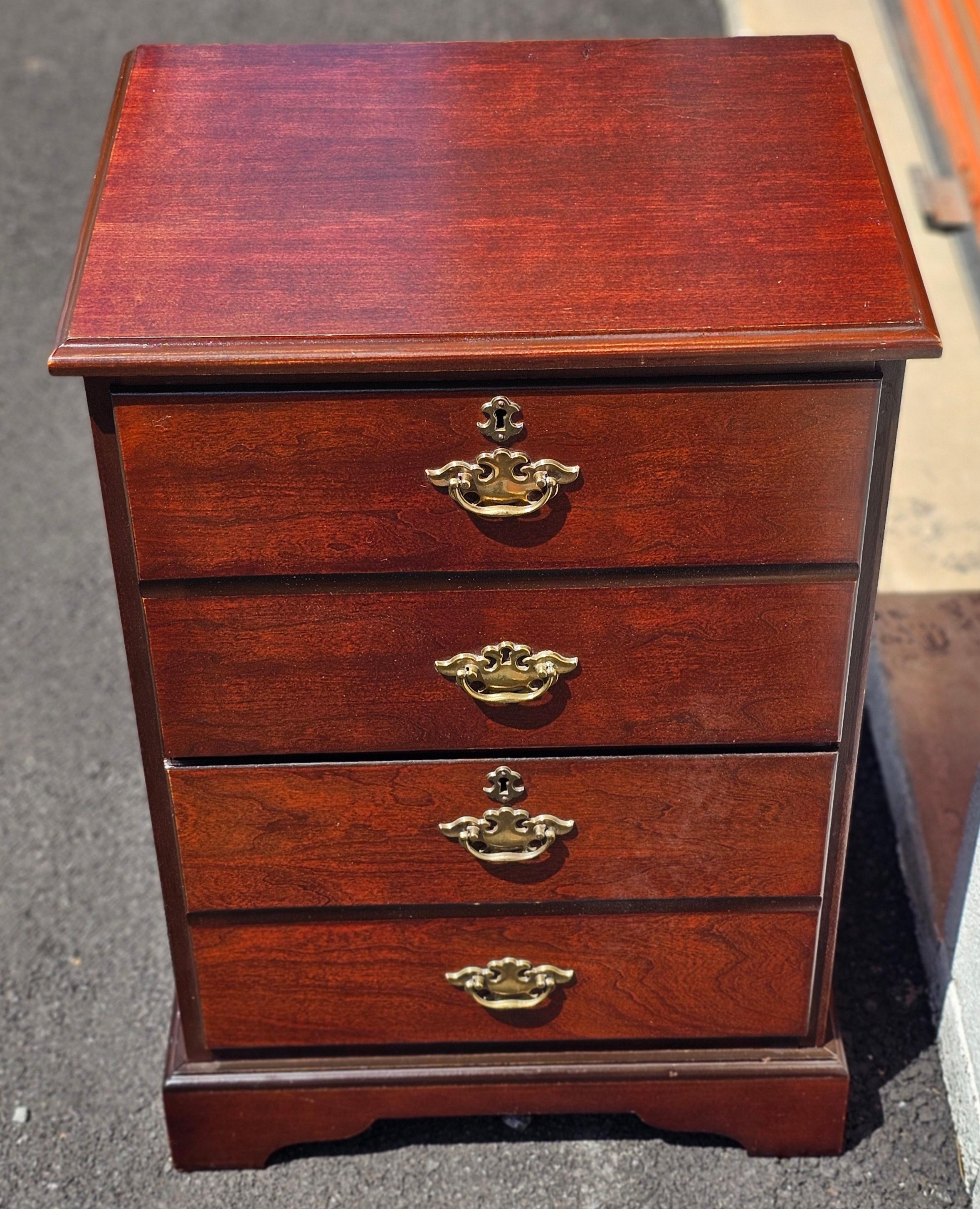 Archivador de caoba con 2 cajones Bombay Furniture Late 20th Century Chippendale siglo XX en venta