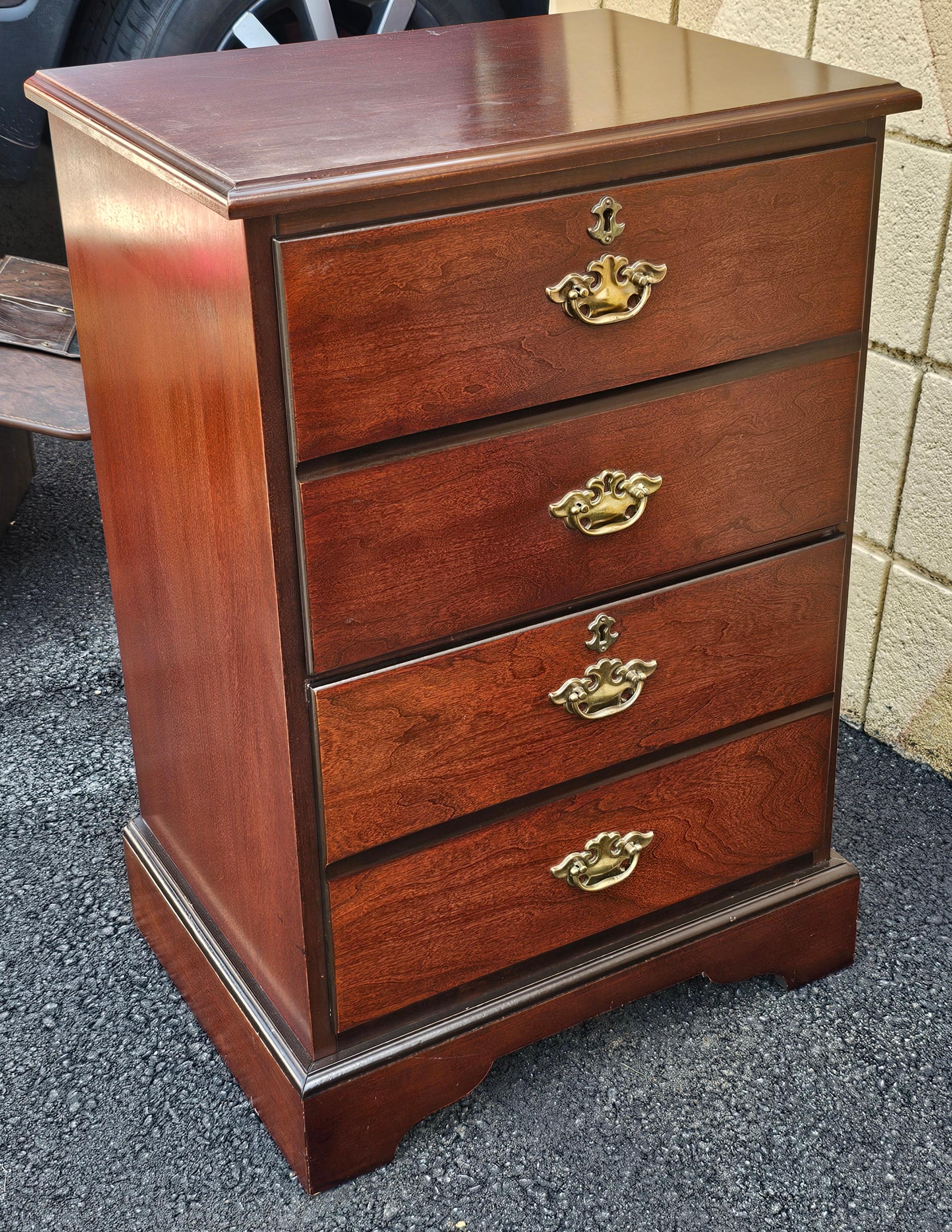 Archivador de caoba con 2 cajones Bombay Furniture Late 20th Century Chippendale Latón en venta