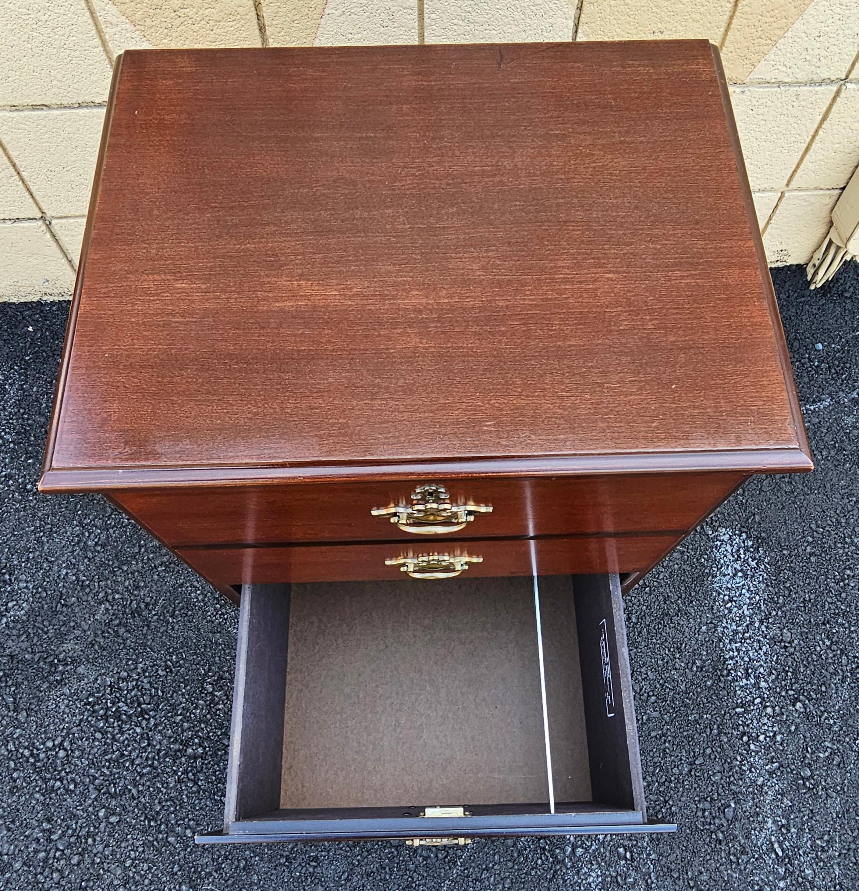 Archivador de caoba con 2 cajones Bombay Furniture Late 20th Century Chippendale en venta 1