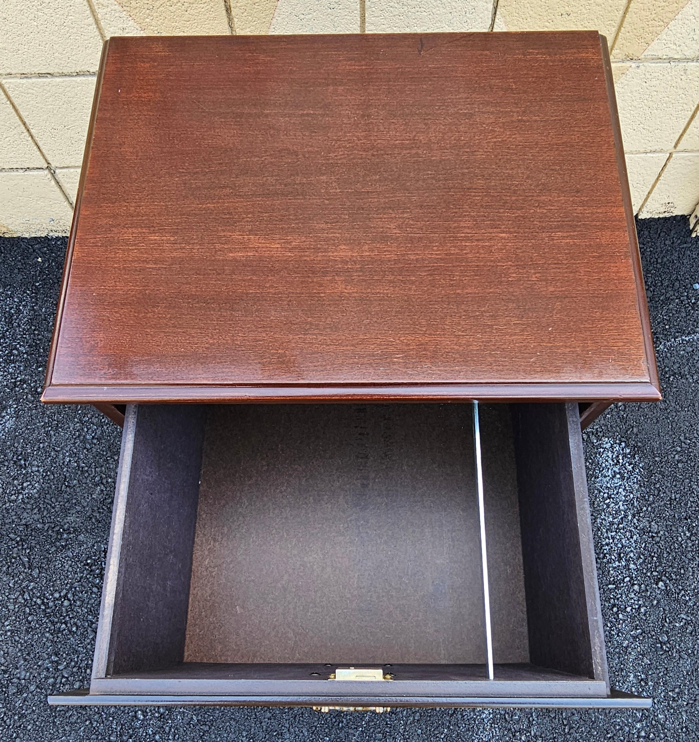 Archivador de caoba con 2 cajones Bombay Furniture Late 20th Century Chippendale en venta 2