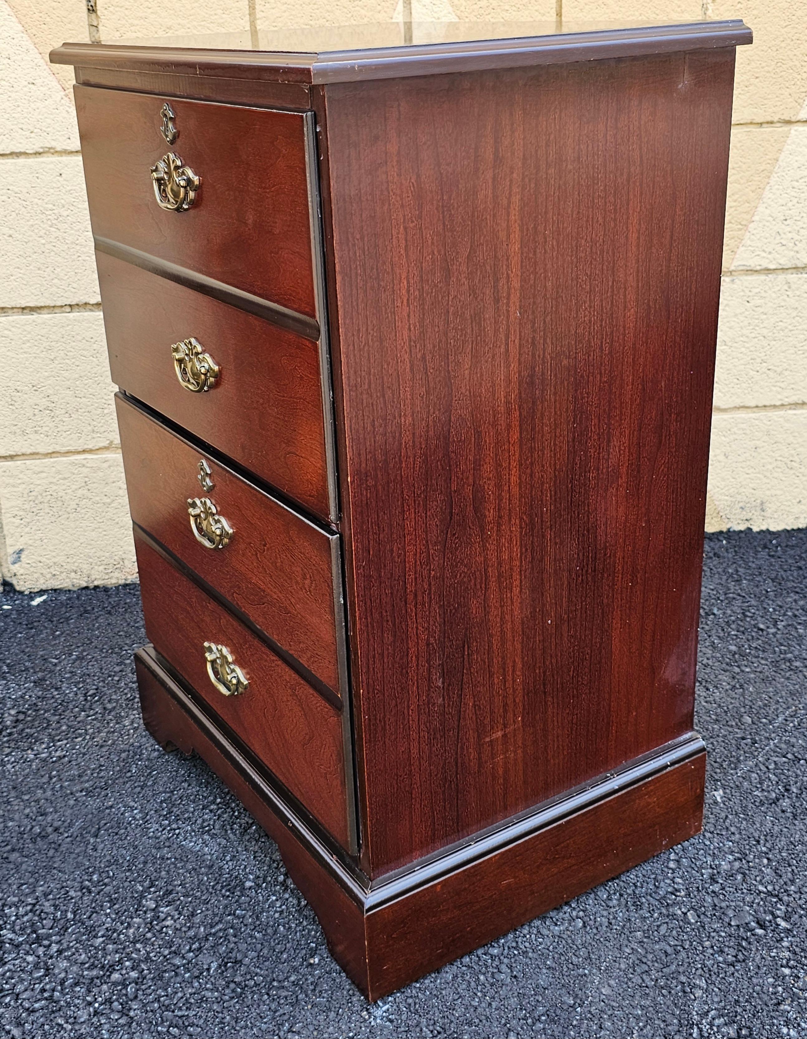 Archivador de caoba con 2 cajones Bombay Furniture Late 20th Century Chippendale en venta 3