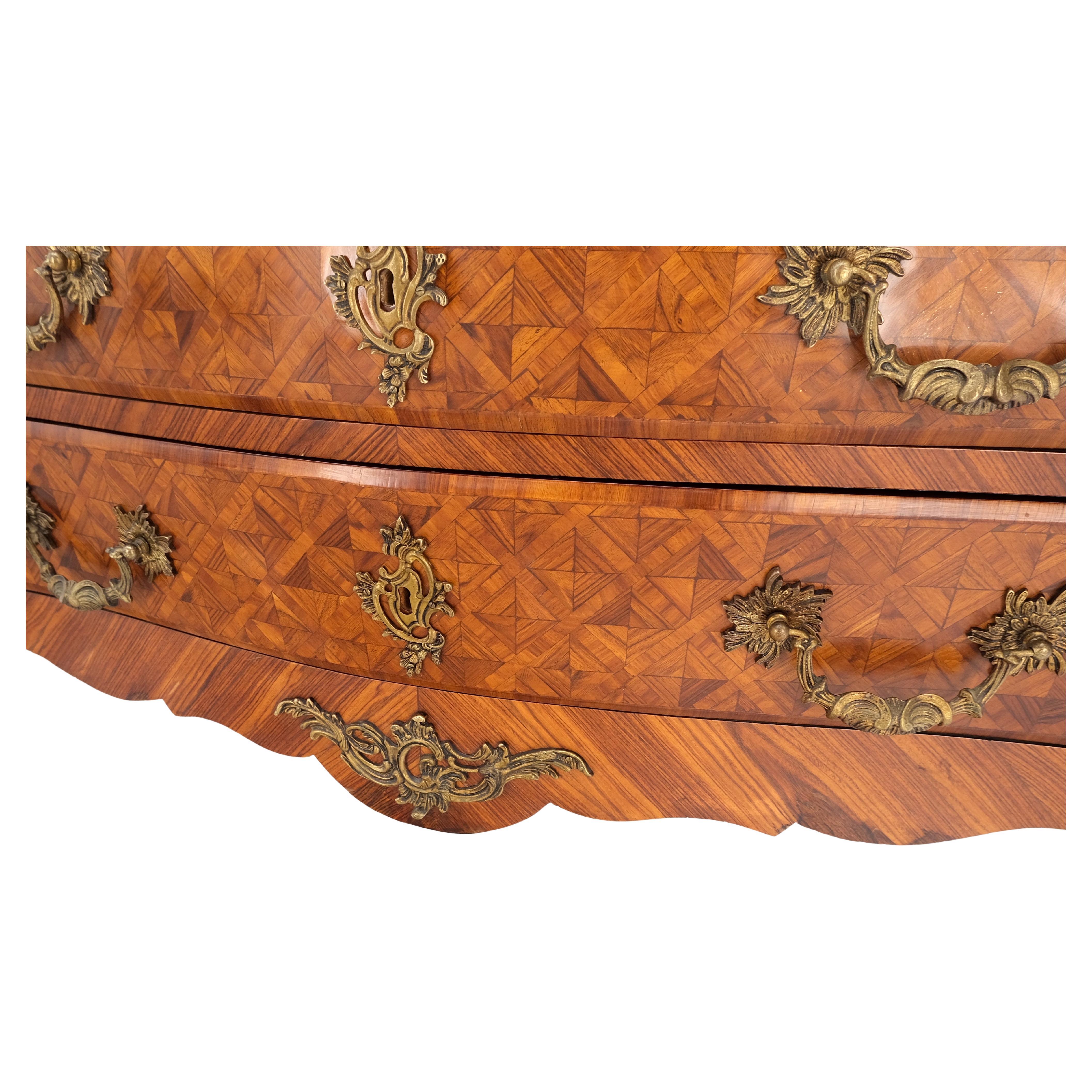Kommode mit 3 Schubladen aus französischem Seidenholz, Bronze und Goldbronze-Marmorplatte, Louis XV.-Stil, MINT! (Lackiert) im Angebot