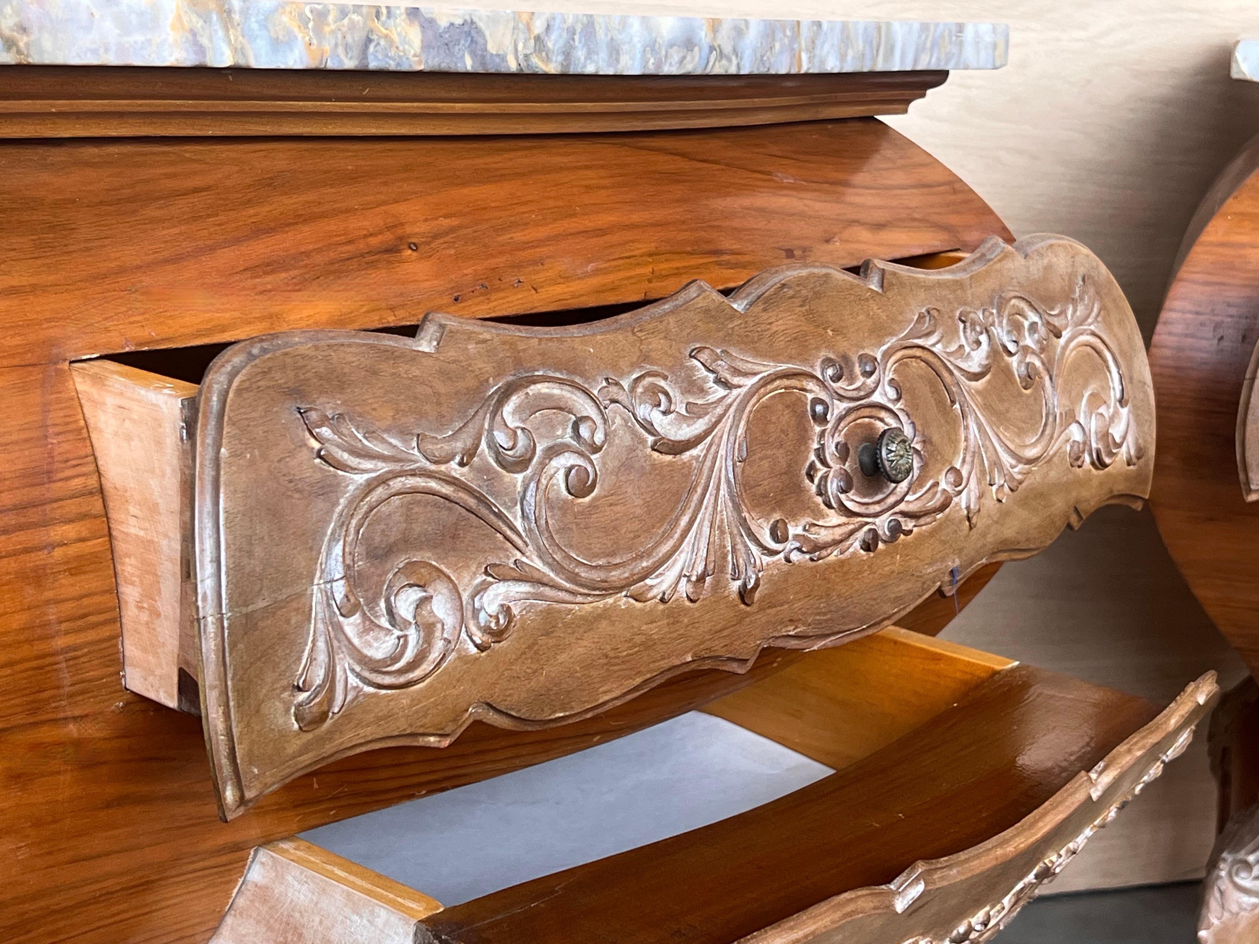 Bombé Carved Nightstands with three Drawers and Marble Top, Mariano Garcia For Sale 6