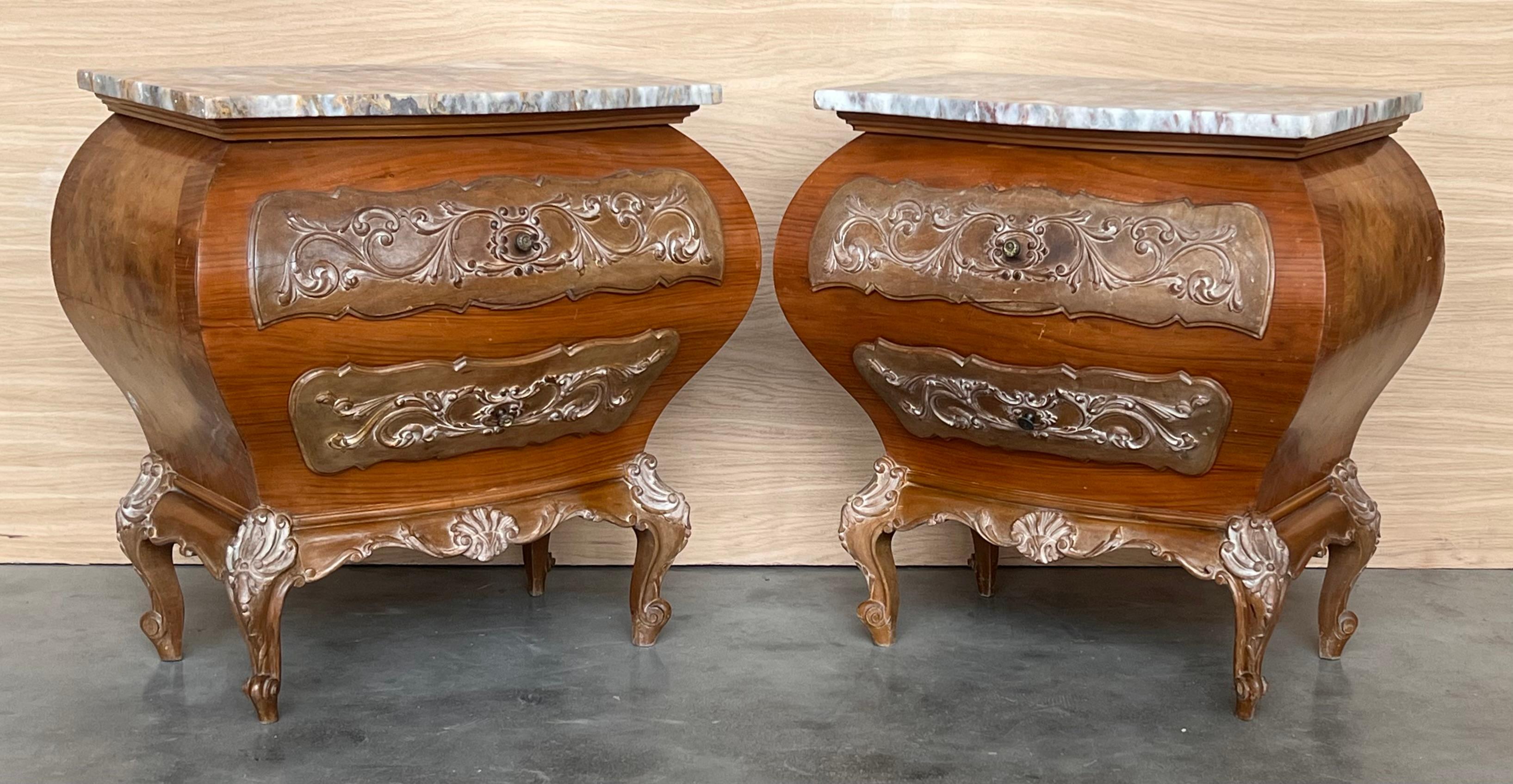 Bombé Carved Nightstands with three Drawers and Marble Top, Mariano Garcia In Good Condition For Sale In Miami, FL